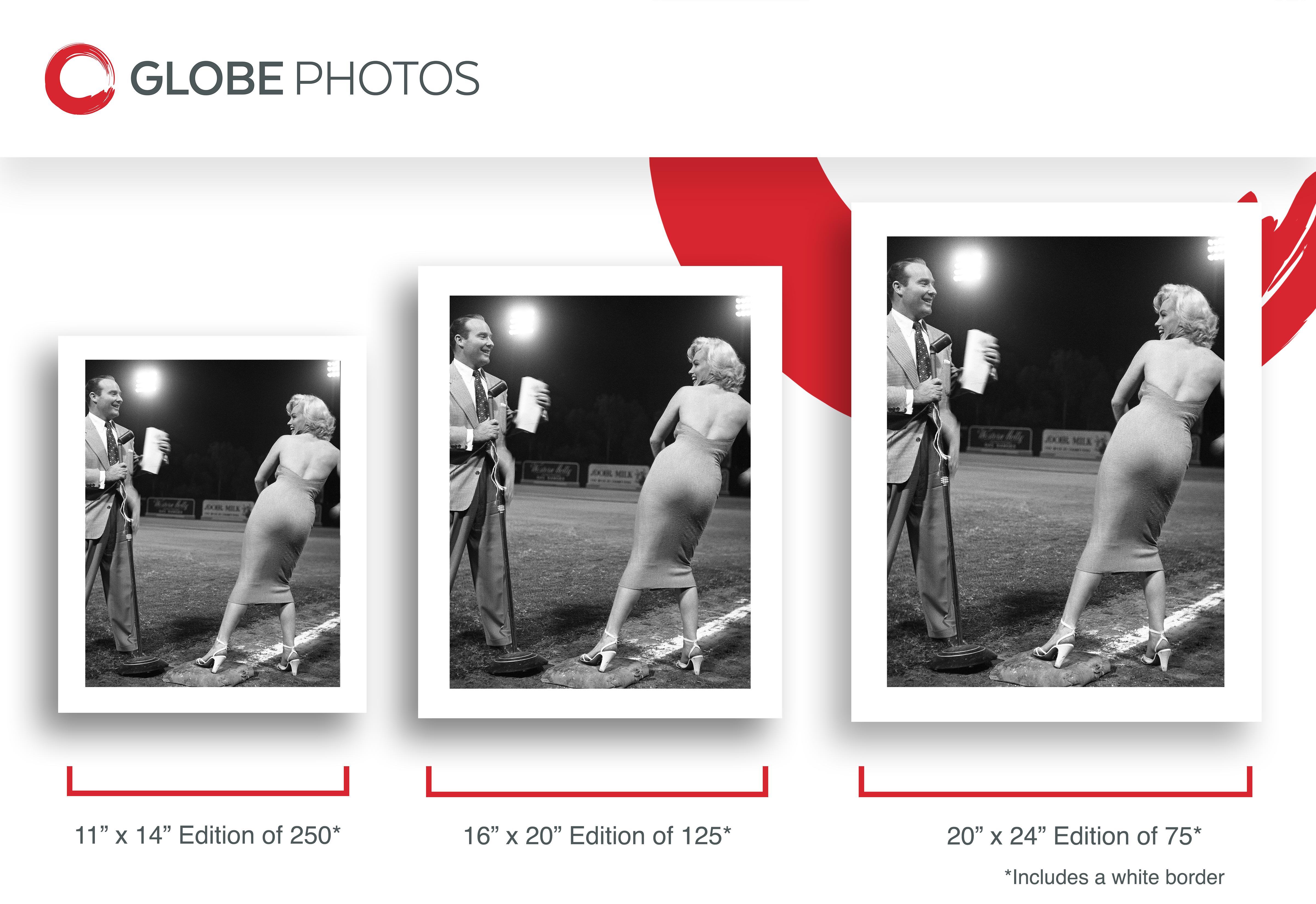 Monroe lancia il primo lancio - Photograph Contemporaneo di Frank Worth