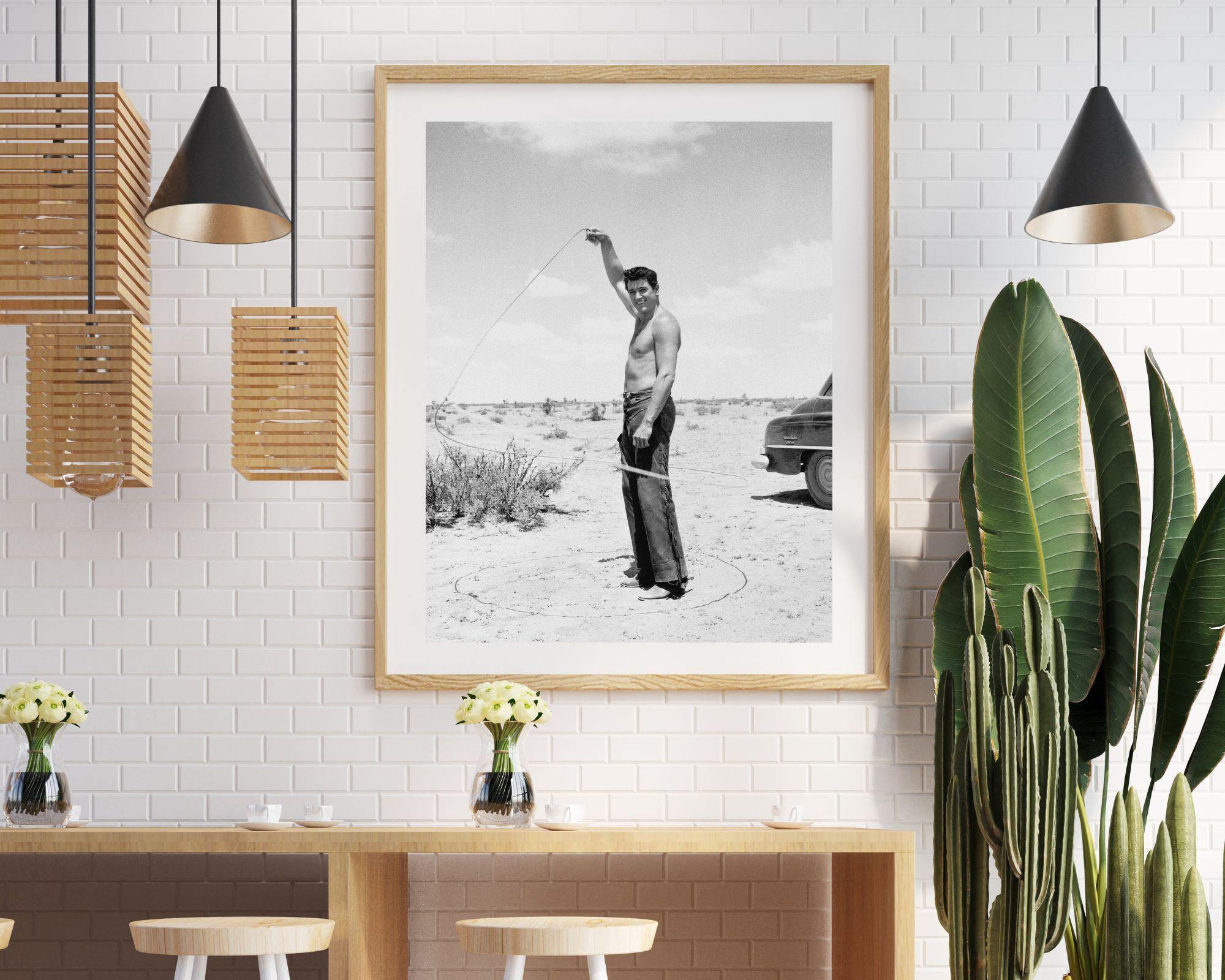 Rock Hudson mit Lasso auf dem Giant-Set – Photograph von Frank Worth
