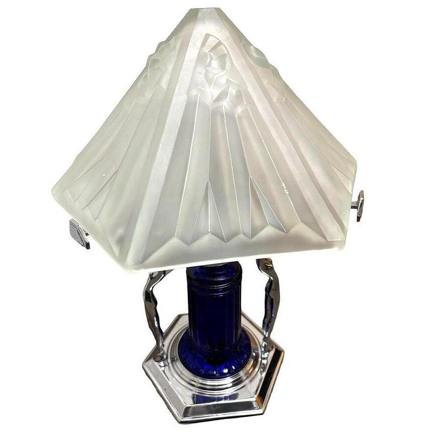 Lampe figurative de style Art déco de l'époque Frankart chromée et cobalt avec abat-jour en verre Vivian Bon état - En vente à Van Nuys, CA