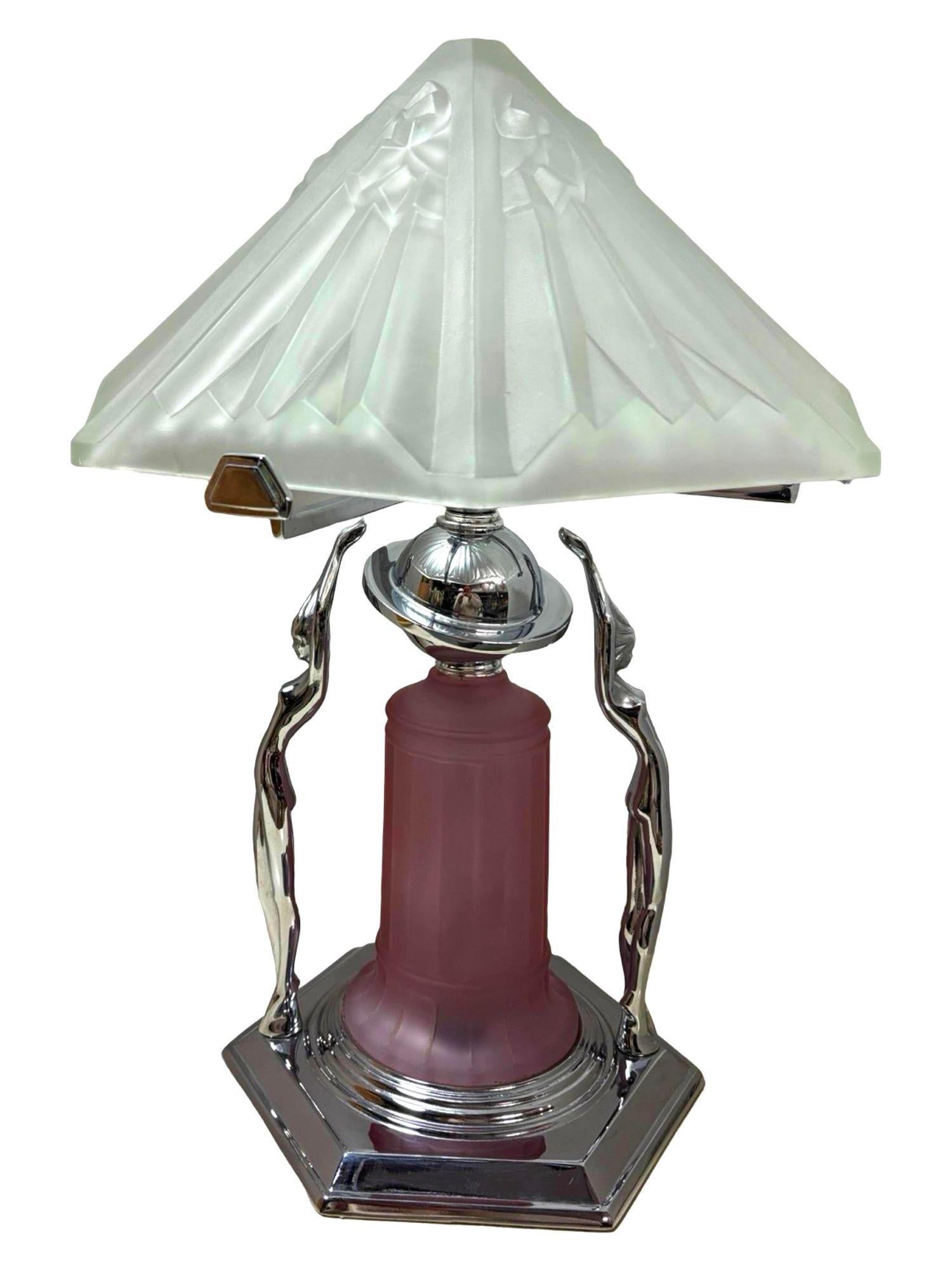 Art déco Lampe figurative en chrome avec abat-jour en verre Vivian, époque Frankart, style Art Déco en vente