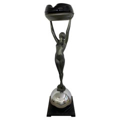 Frankart Dama en Soporte para Fumar con Bolas de Cromo Modelo T330