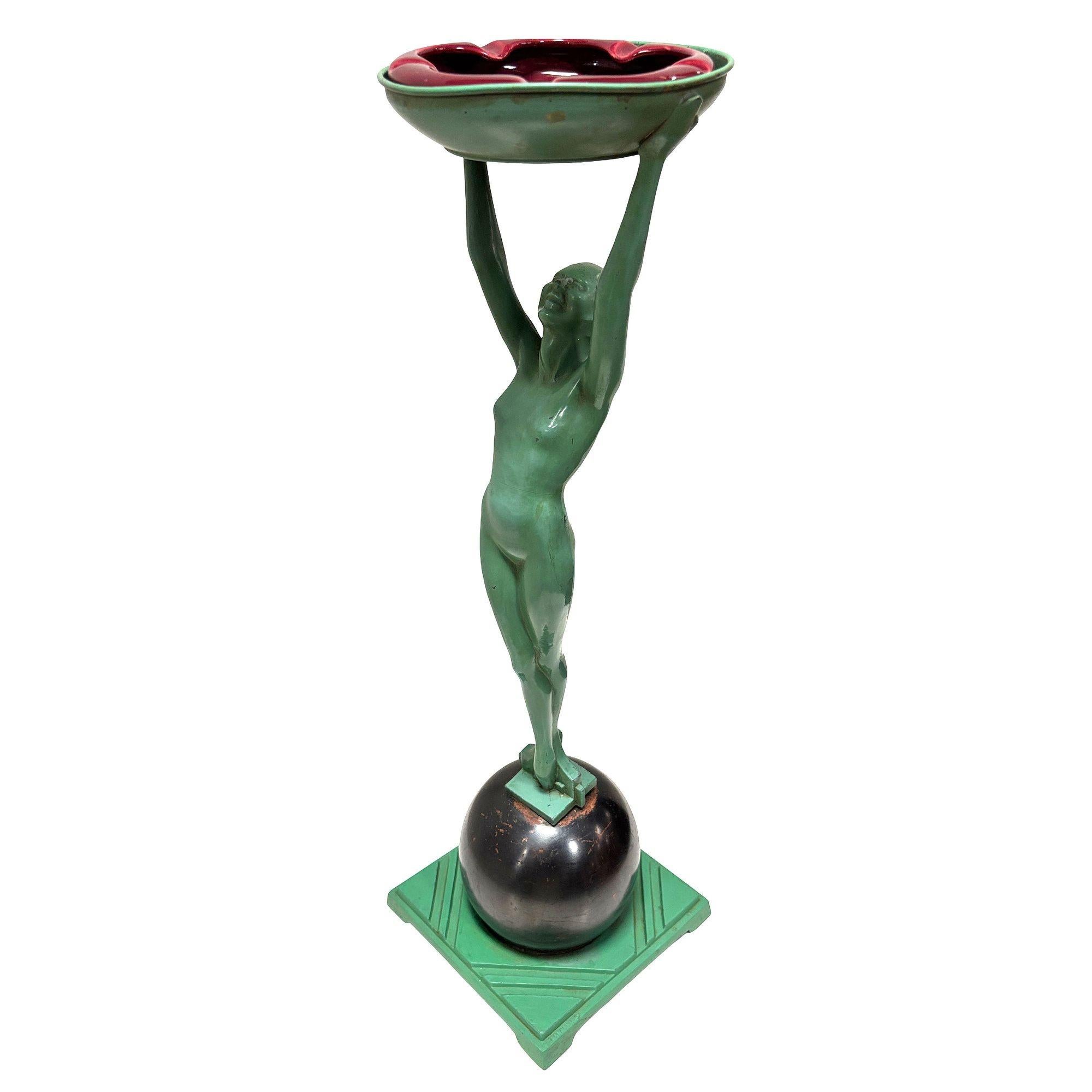 Americano Frankart Nudo in piedi su palla Art Deco scultoreo con supporto per fumo Modello T330 in vendita