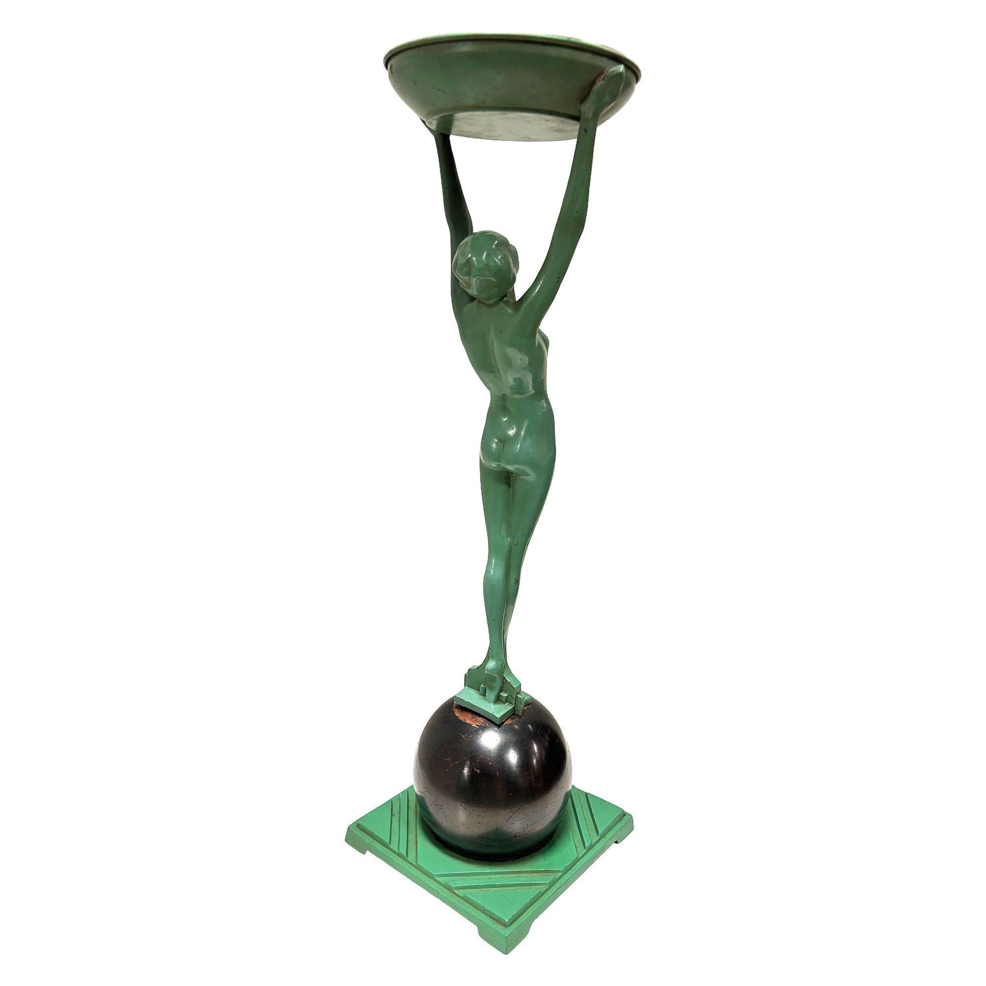 Frankart Nudo in piedi su palla Art Deco scultoreo con supporto per fumo Modello T330 In condizioni ottime in vendita a Van Nuys, CA