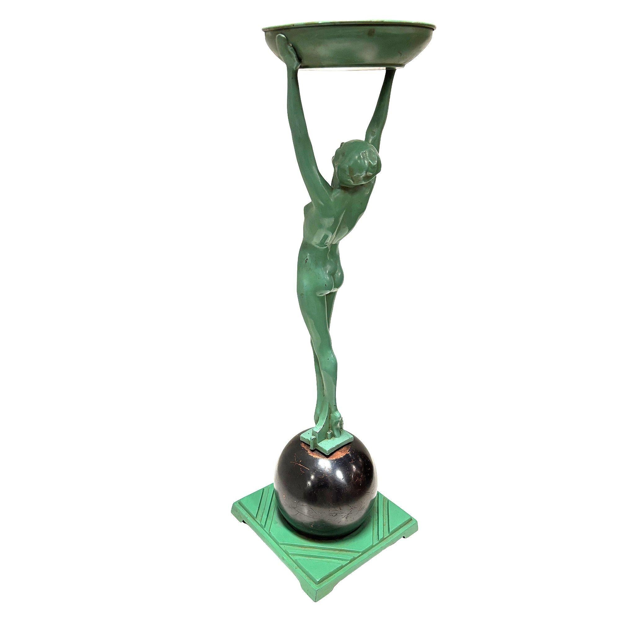 Inizio XX secolo Frankart Nudo in piedi su palla Art Deco scultoreo con supporto per fumo Modello T330 in vendita