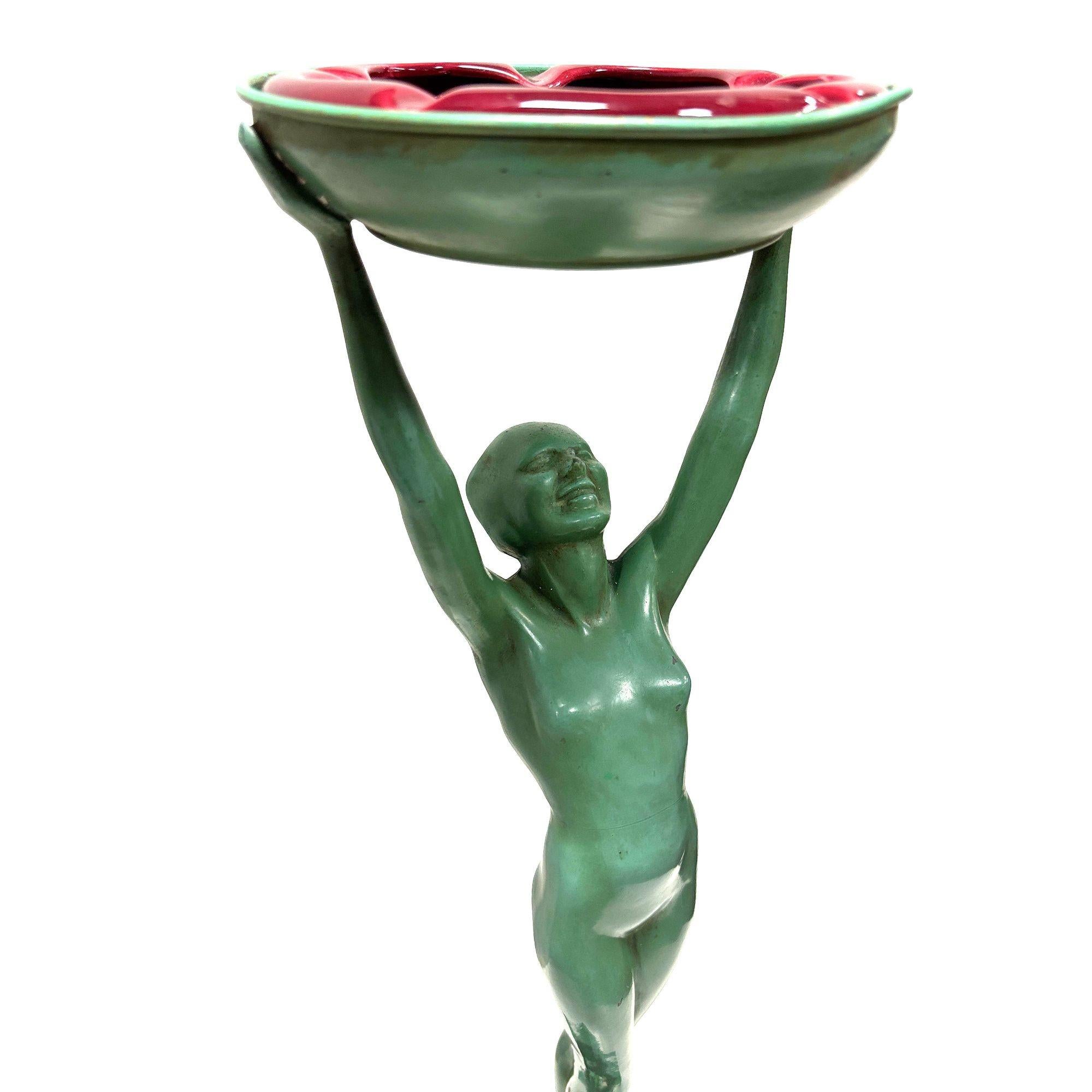 Metallo Frankart Nudo in piedi su palla Art Deco scultoreo con supporto per fumo Modello T330 in vendita