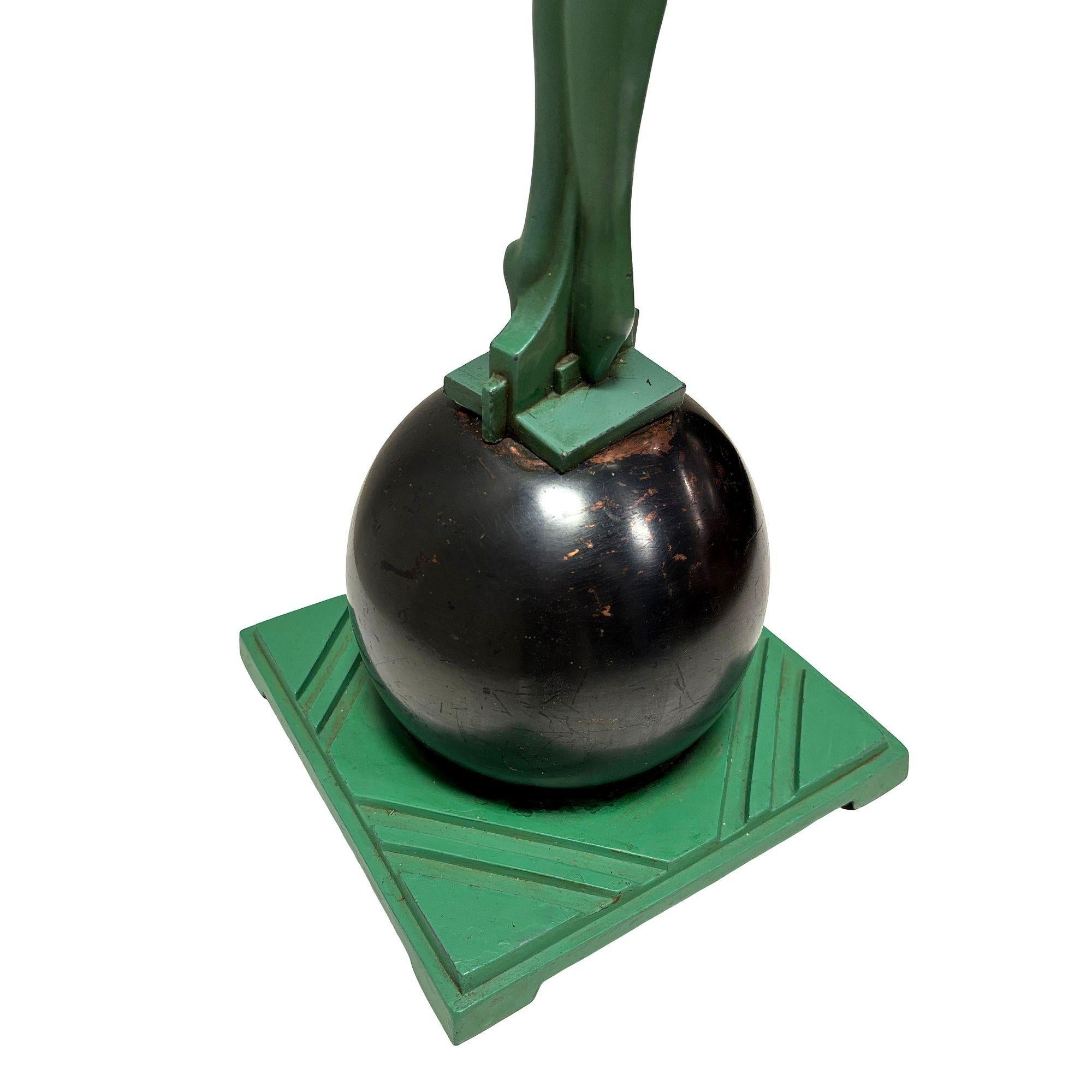 Frankart Nudo in piedi su palla Art Deco scultoreo con supporto per fumo Modello T330 in vendita 3