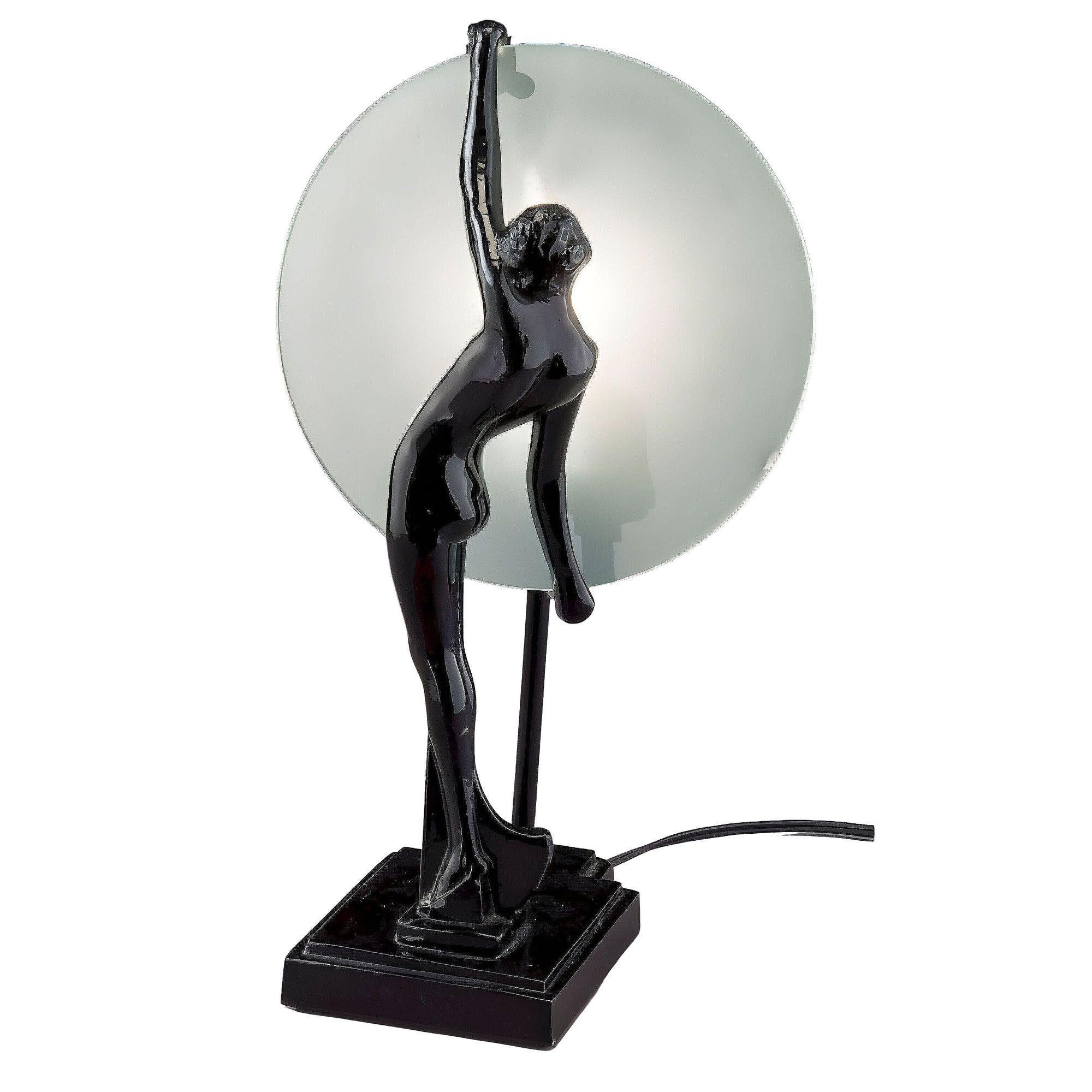 La réédition de Frankart par Sarsparilla, dans un style Art déco, présente une silhouette de nymphe nue, une lampe de table en métal noir. Cette lampe est fabriquée en métal blanc peint en noir et présente une gracieuse silhouette de nymphe sur un