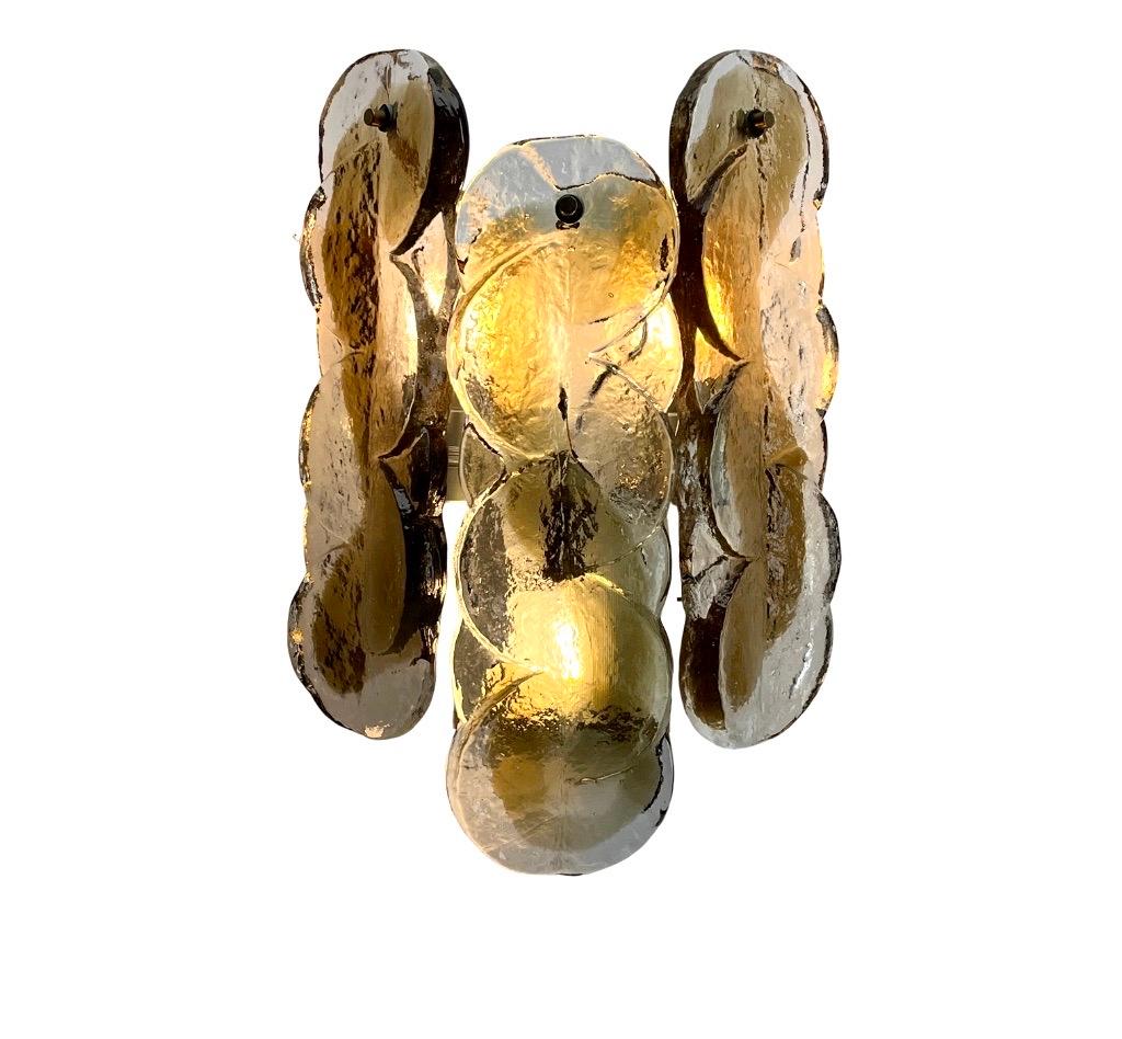 Franken Kg Kalmar Aplique 'aplique de pared' de vidrio artístico, hacia 1970
Atractiva luminaria compuesta por una flor de hojas de cristal transparente con formas orgánicas.
Soporte de metal sólido con 3 tornillos E14. 

He equipado la lámpara con