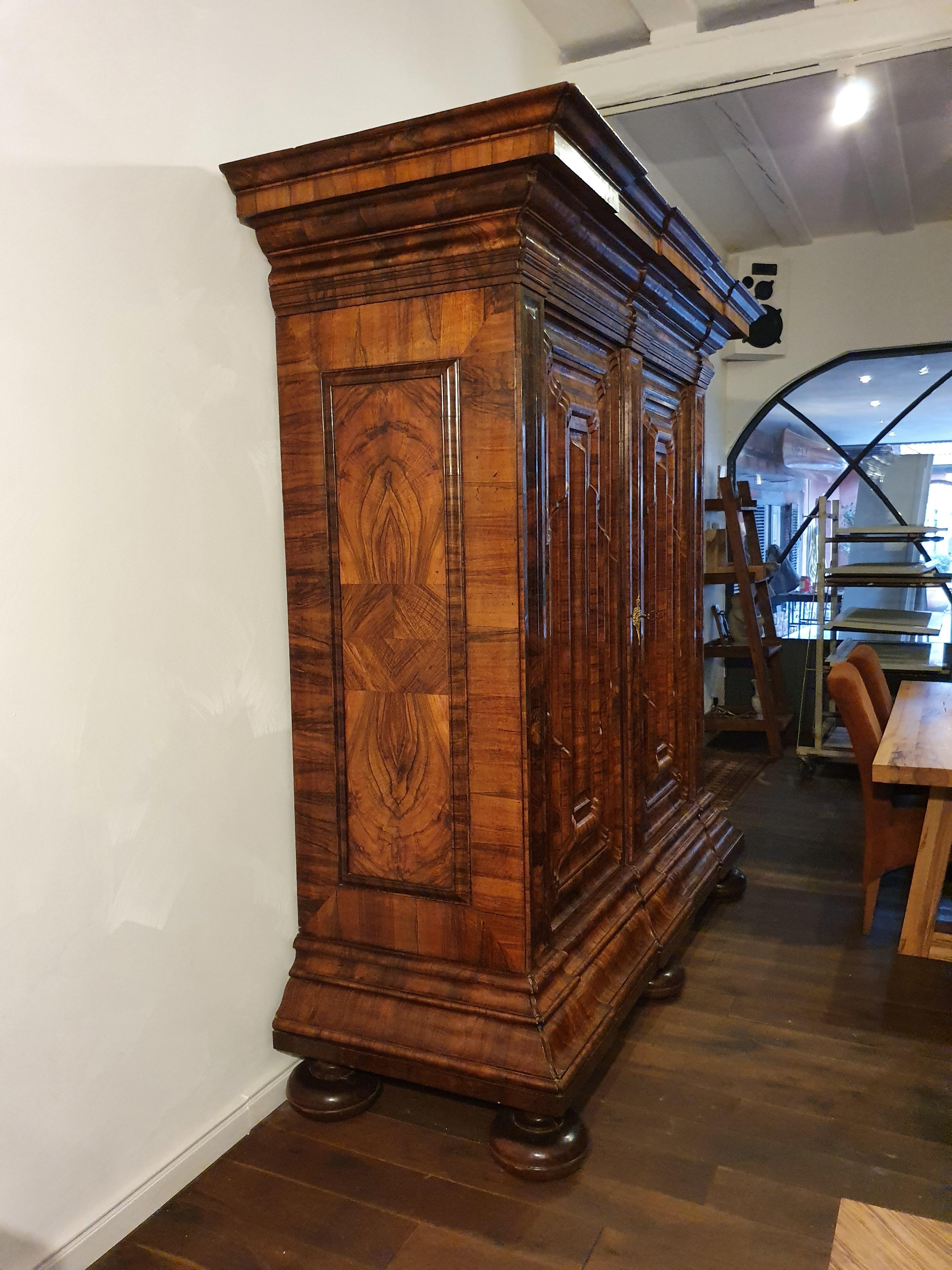 Frankfurter Schrank

FRANKFURT 
UM 1690 
NUSSHOLZ-NUSSMASERHOLZ-NUSSWURZELHOLZ
BREIT AUSGESTELLTER SOCKEL AUF BALLENFÜSSEN
VON PROFILIERTEN WELLENFÜLLUNGEN GEGLIEDERTE FRONTPROFILIERTES ÜBERRAGENDES GESIMS UND       SOCKEL 
ALTE PATINA
ORIGINAL