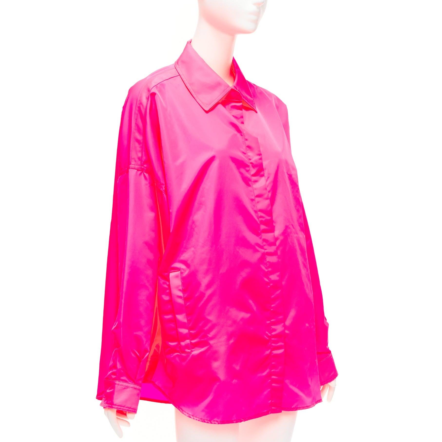 FRANKIE SHOP Perla hot pink nylon oversized shell shirt jacket XS
Reference: AAWC/A00677
Brand: Frankie Shop
Model: Perla
Material: Polyester
Color: Pink
Pattern: Solid
Closure: Snap Buttons
Extra Details: Dual front slit pockets. Oversized