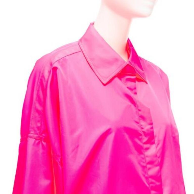 FRANKIE SHOP Perla hot pink nylon oversized shell shirt jacket XS
Reference: AAWC/A00677
Brand: Frankie Shop
Model: Perla
Material: Polyester
Color: Pink
Pattern: Solid
Closure: Snap Buttons
Extra Details: Dual front slit pockets. Oversized