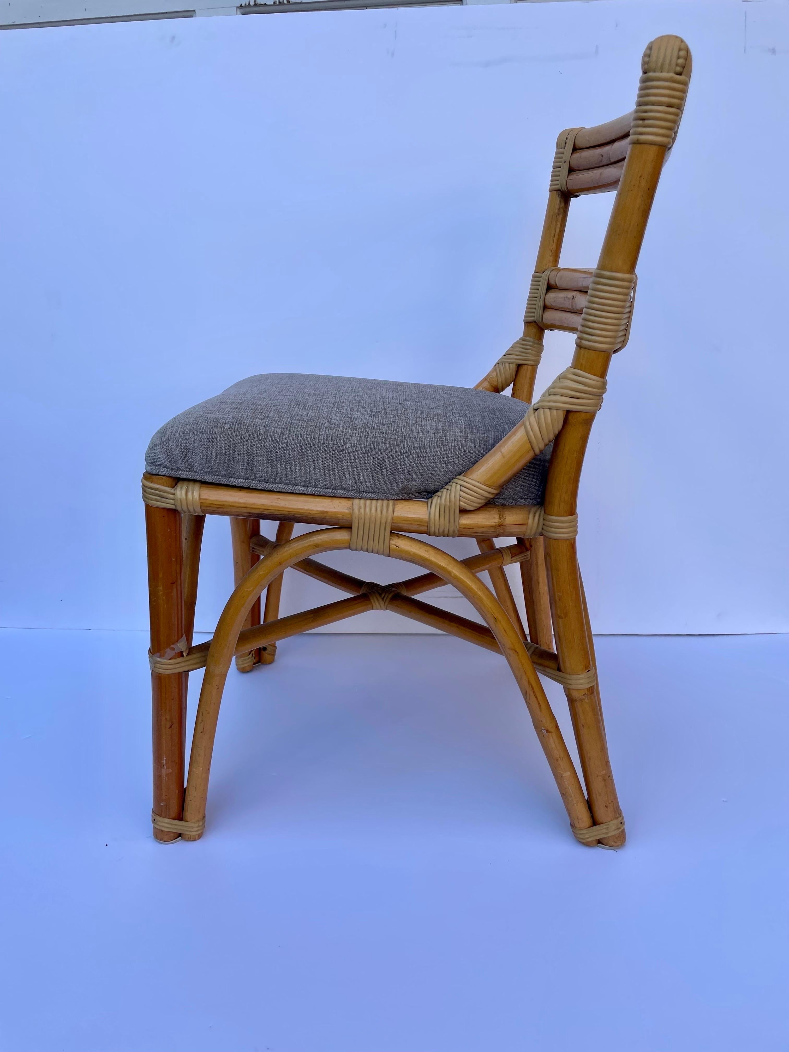 20ième siècle Chaise de bureau ou d'appoint en bambou et rotin de style Frankl en vente