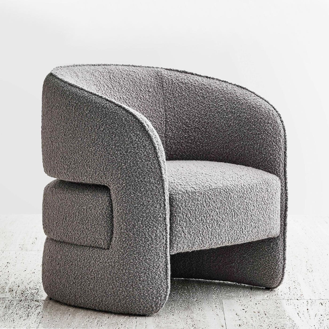 Fauteuil Franklin avec structure en bois massif, rembourré
et recouvert d'un tissu bouclé gris crème de haute qualité.
Également disponible avec d'autres tissus sur demande.