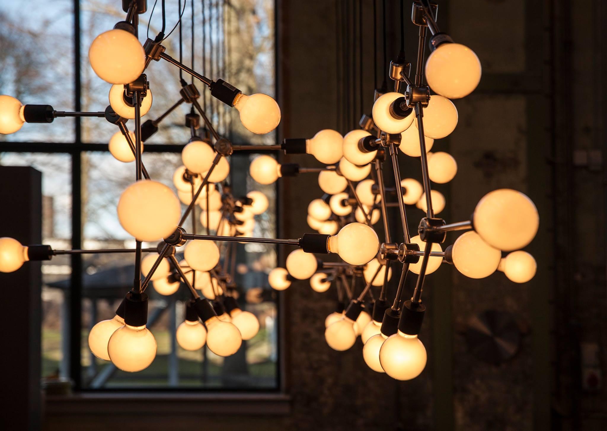 Franklin Chandelier, Black, UL and Four TR Shiny Bulbs Set by Søren Rose (Skandinavische Moderne) im Angebot