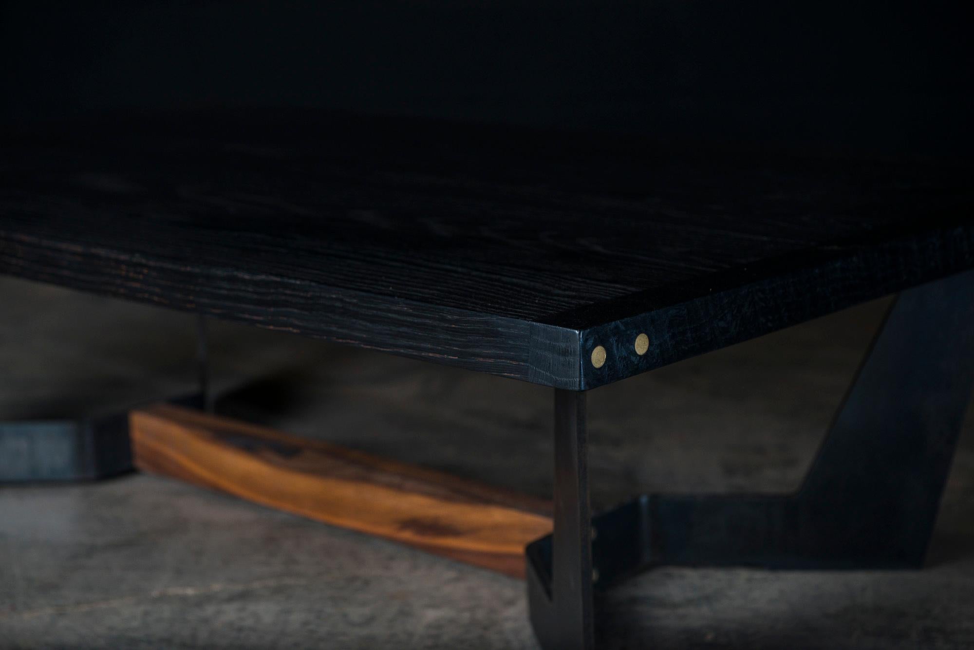 Der Frankin-Mitteltisch ist handgefertigt aus einer dicken Massivholzoberfläche und verfügt über subtile handpolierte Messingdetails am Ende. Es hat eine handgeriebene natürliche Öl- und Wachsoberfläche, die die wahre Schönheit des Holzes hervorhebt