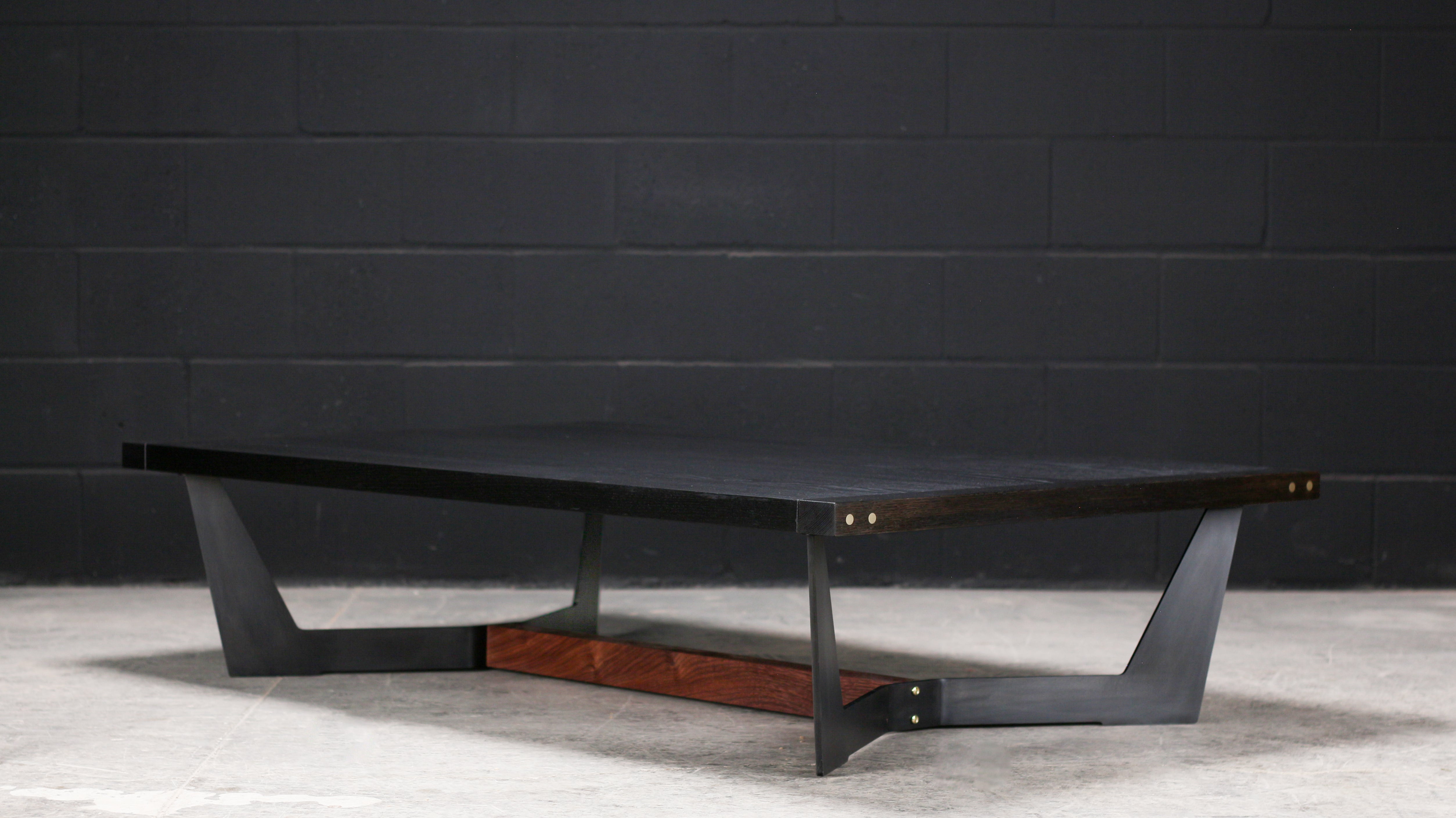 Table basse FRANKLIN XL par AMBROZIA, Chêne massif ébonisé et acier noirci