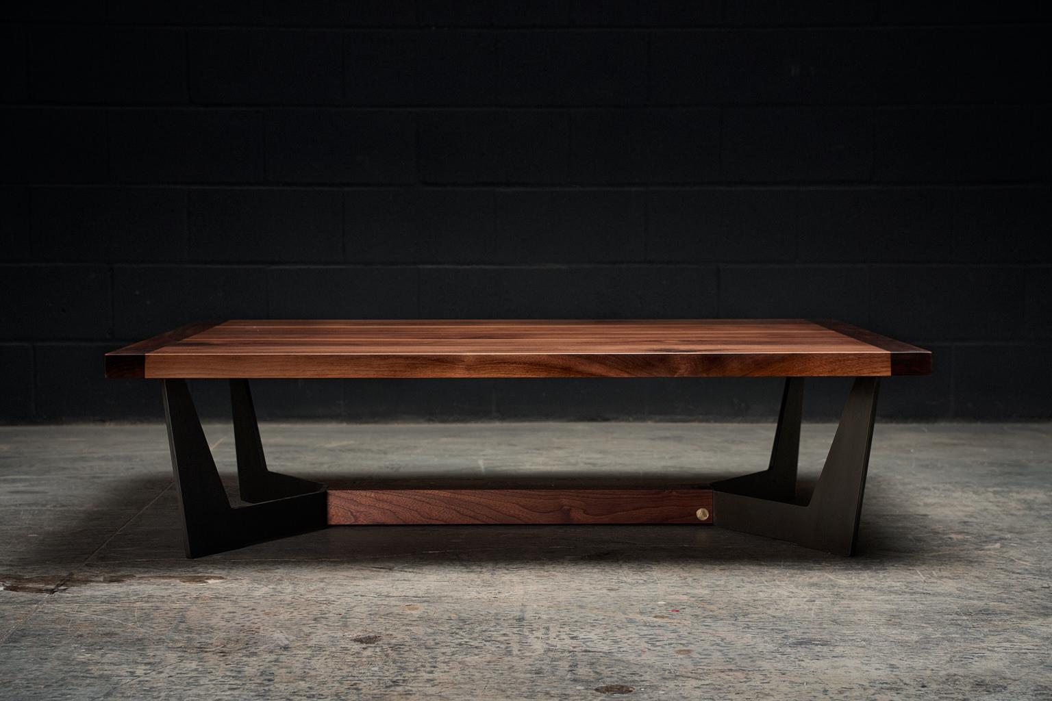 Moderne Table basse Franklin XL par AMBROZIA, noyer massif, acier noirci et laiton  en vente