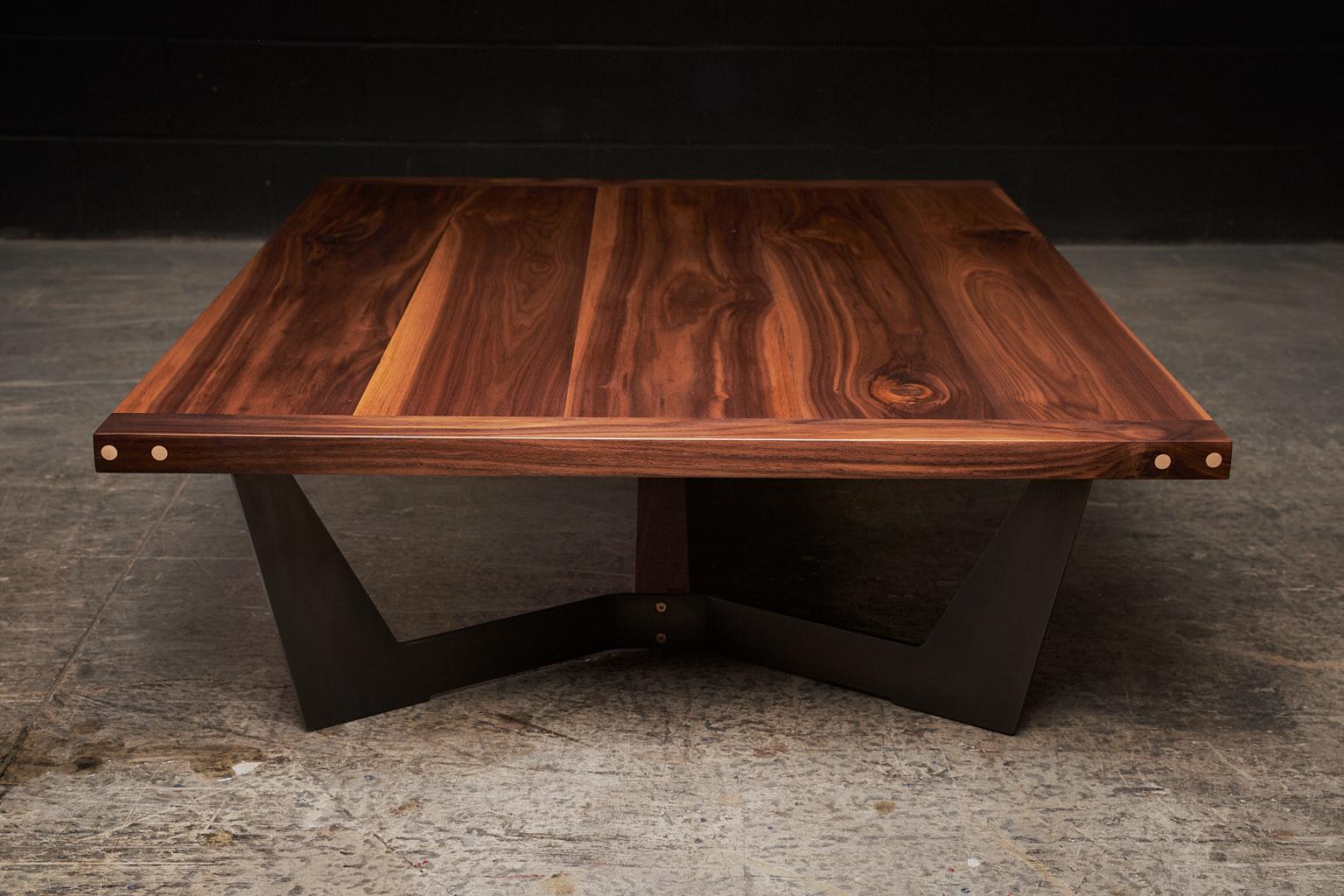 Canadien Table basse Franklin XL par AMBROZIA, noyer massif, acier noirci et laiton  en vente
