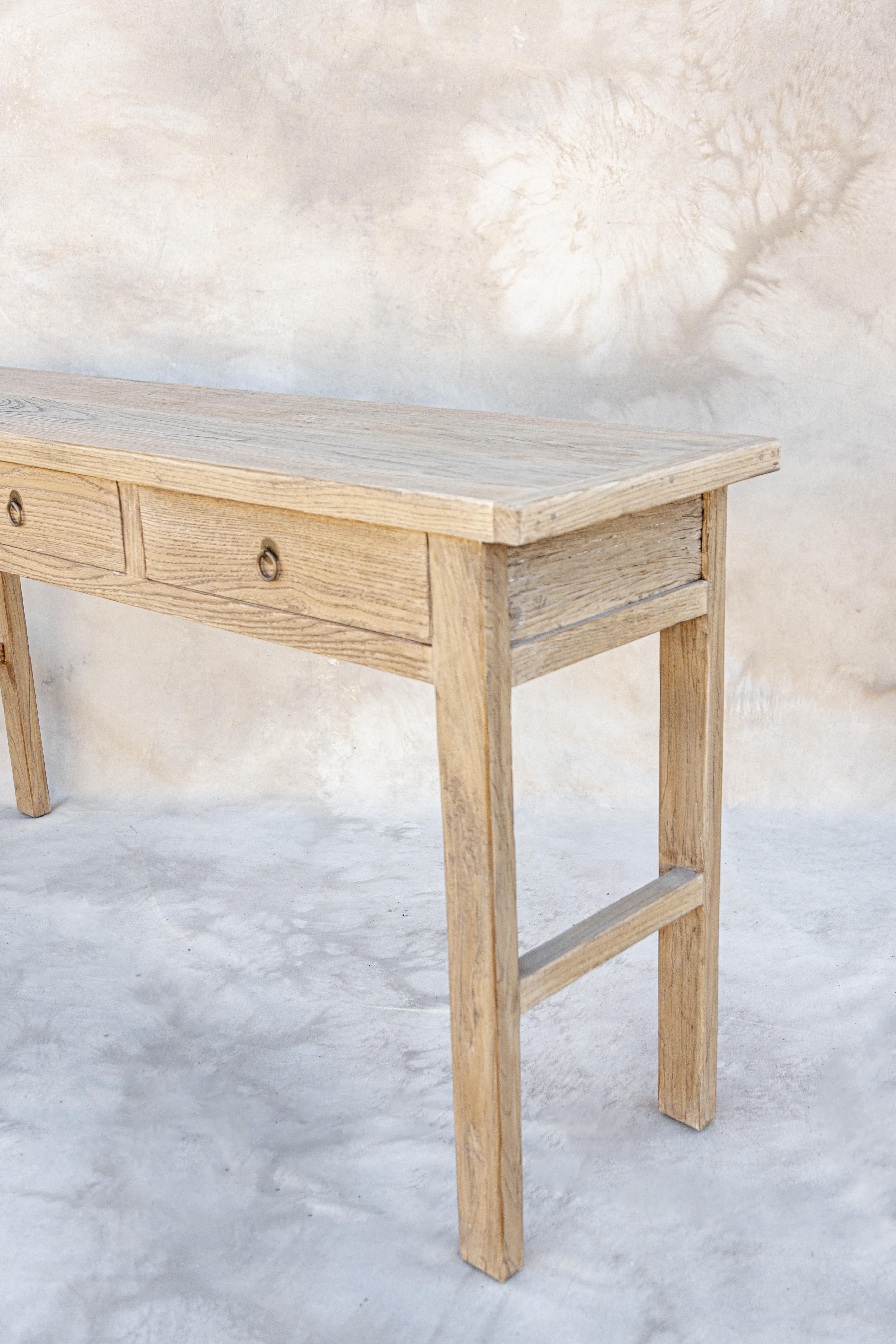 Voici notre table de consultation Franklin. Fabriqué à partir de bois d'orme vintage provenant d'Europe et d'Asie. Nous aimons les belles textures et les tons de bois naturels. Le design fonctionnel permet de ranger tout en créant de belles