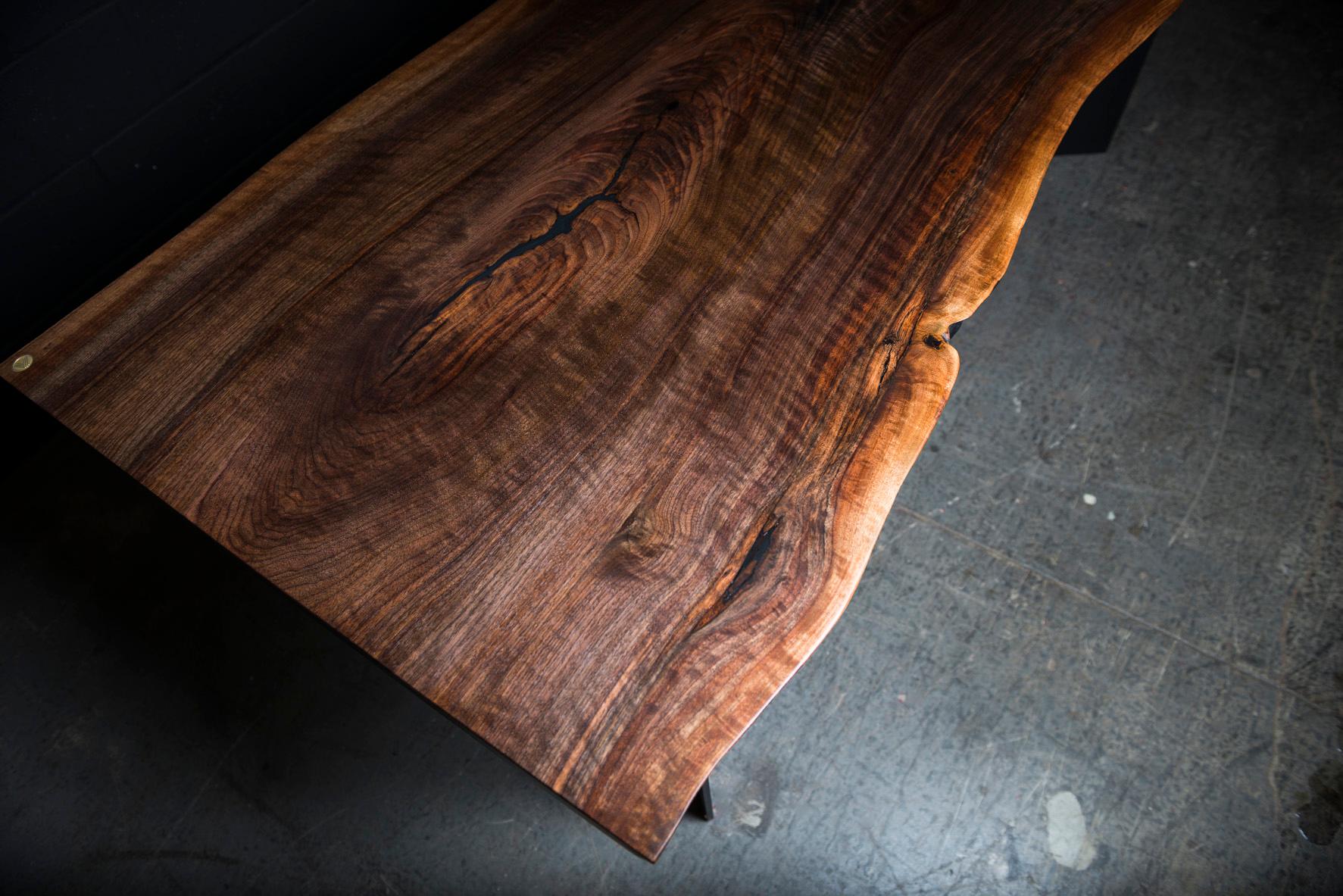 Notre table de salle à manger Frankin Live edge est fabriquée à la main sur commande à partir d'une plaque de noyer unique, avec une finition à l'huile et à la cire naturelles frottées à la main qui mettent en valeur la beauté réelle du bois et lui