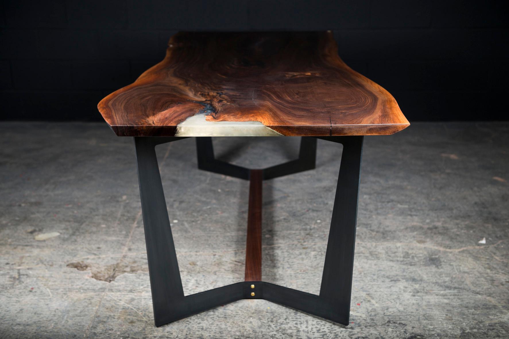 Organique Table de salle à manger Franklin par AMBROZIA, dalle en noyer, base en acier noirci et noyer en vente