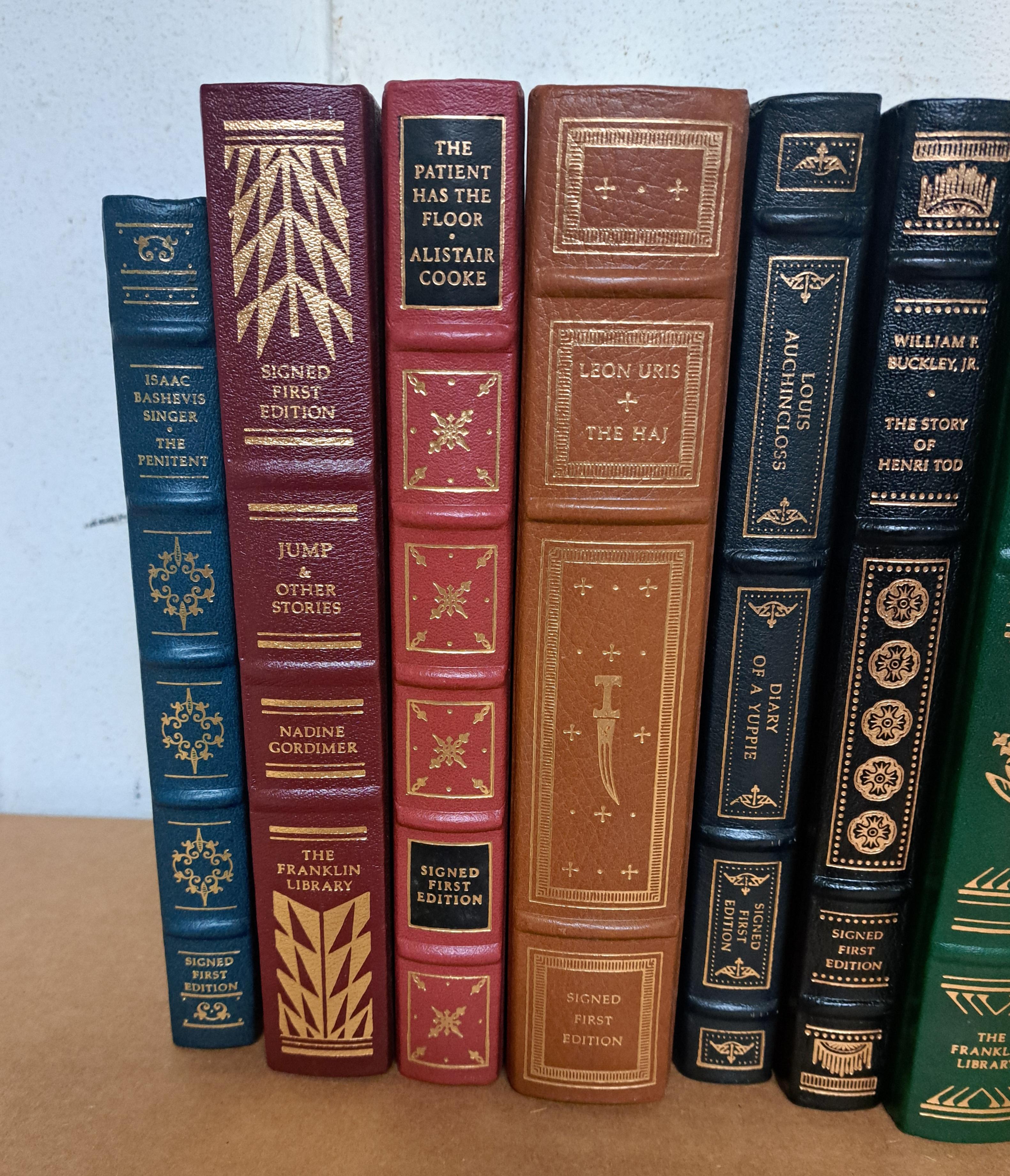 Franklin Library signed First Edition Leather Books.  Set di nove.  Stampato su carta d'archivio con bordo dorato e rilegato in pelle. I libri sono di diverse dimensioni: il più grande misura 9,25