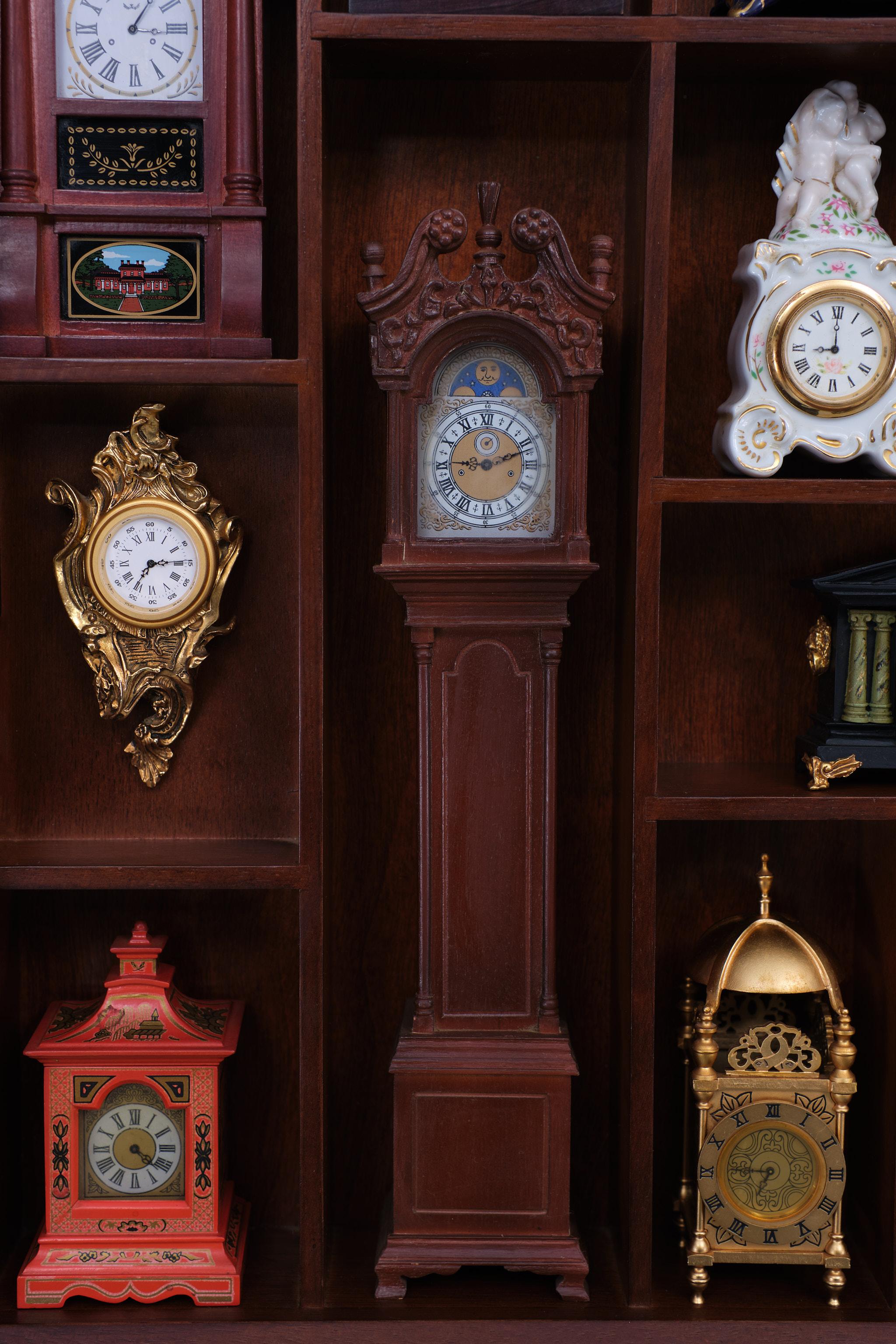 Beautiful collection of 12 miniature clocks in Mahogany cabinet, produced by Franklin Mint in 1980.
In very good condition considering its age of 37 years old, some minor traces of wear.
Very unique chance to buy this beautiful collection of 12!