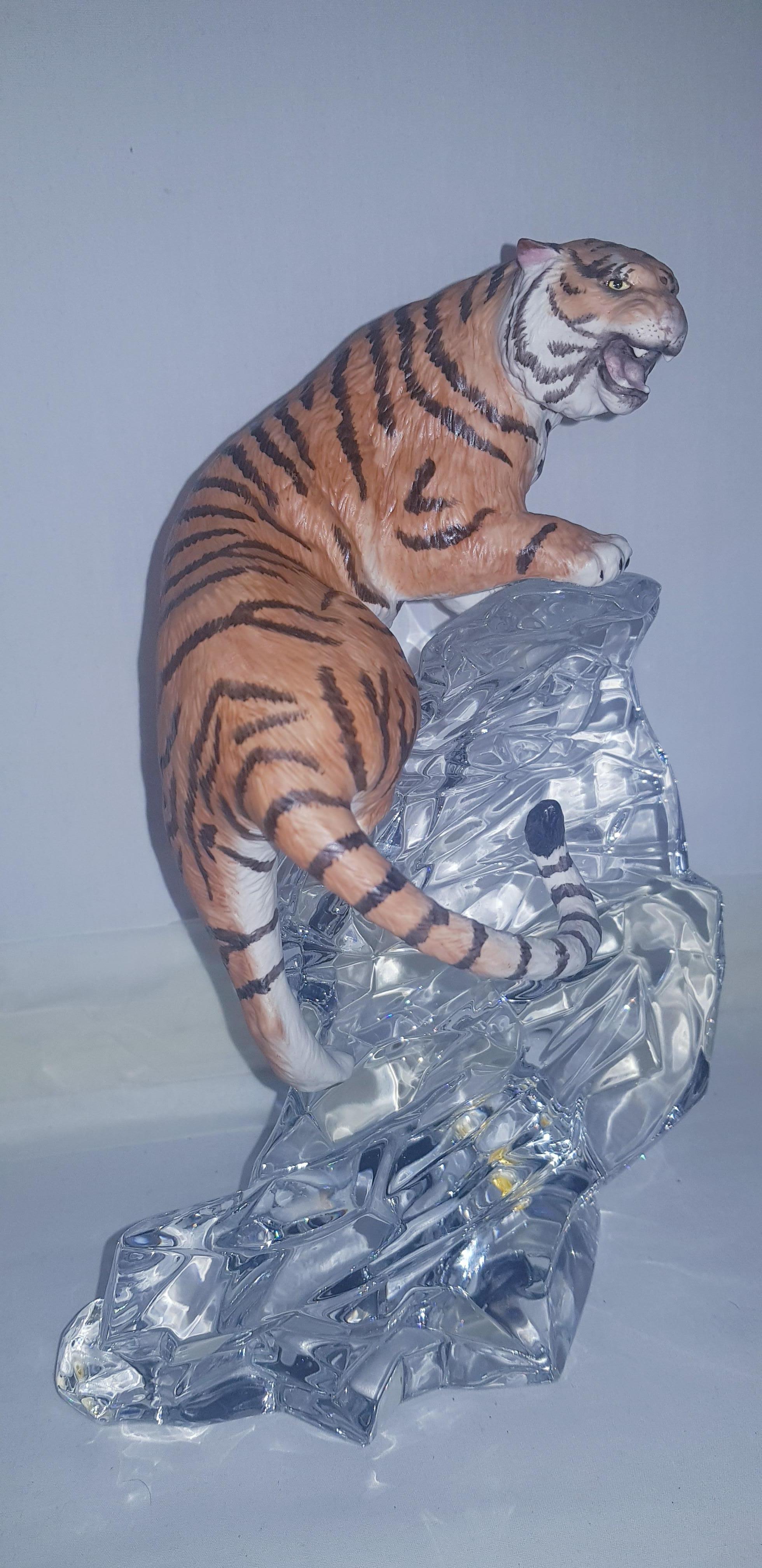 Beautiful tiger porcelain sculpture solid crystal base, made in Austria. It is part of The cats of the world series and it has FM stamped on the bottom surface. The tiger was made with precision and has well detailed eyes, ears, theet, paws.