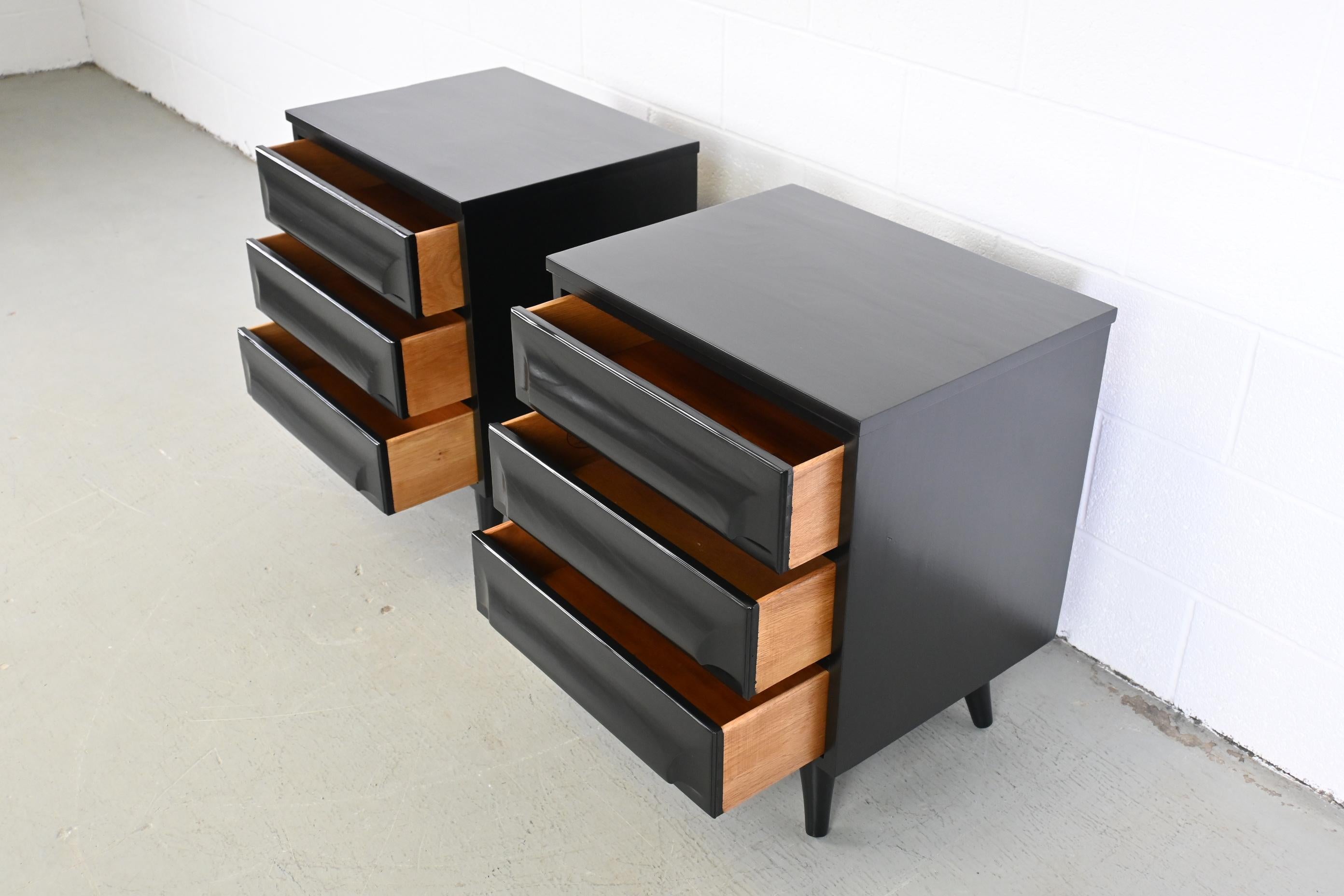 Franklin Shockey Mid-Century Modern Black Lacquered Sculpted Pine Nightstands For Sale 4
