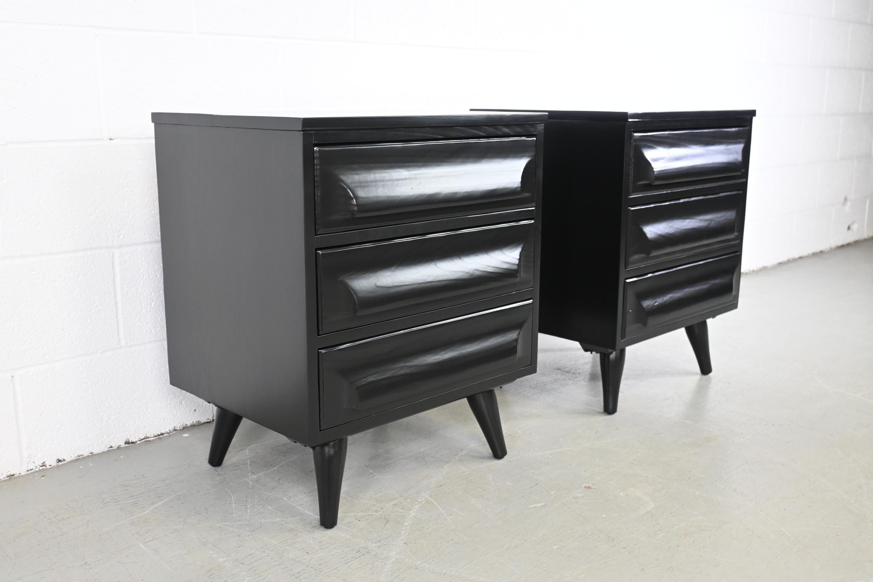 Franklin Shockey sculpted pine black lacquered nightstands

Franklin Shockey, USA, 1950s

Measures: 22 Wide x 17.5 Deep x 26.13 High

Mid century modern sculpted pine black lacquered three drawer nightstands.

Professionally Refinished.