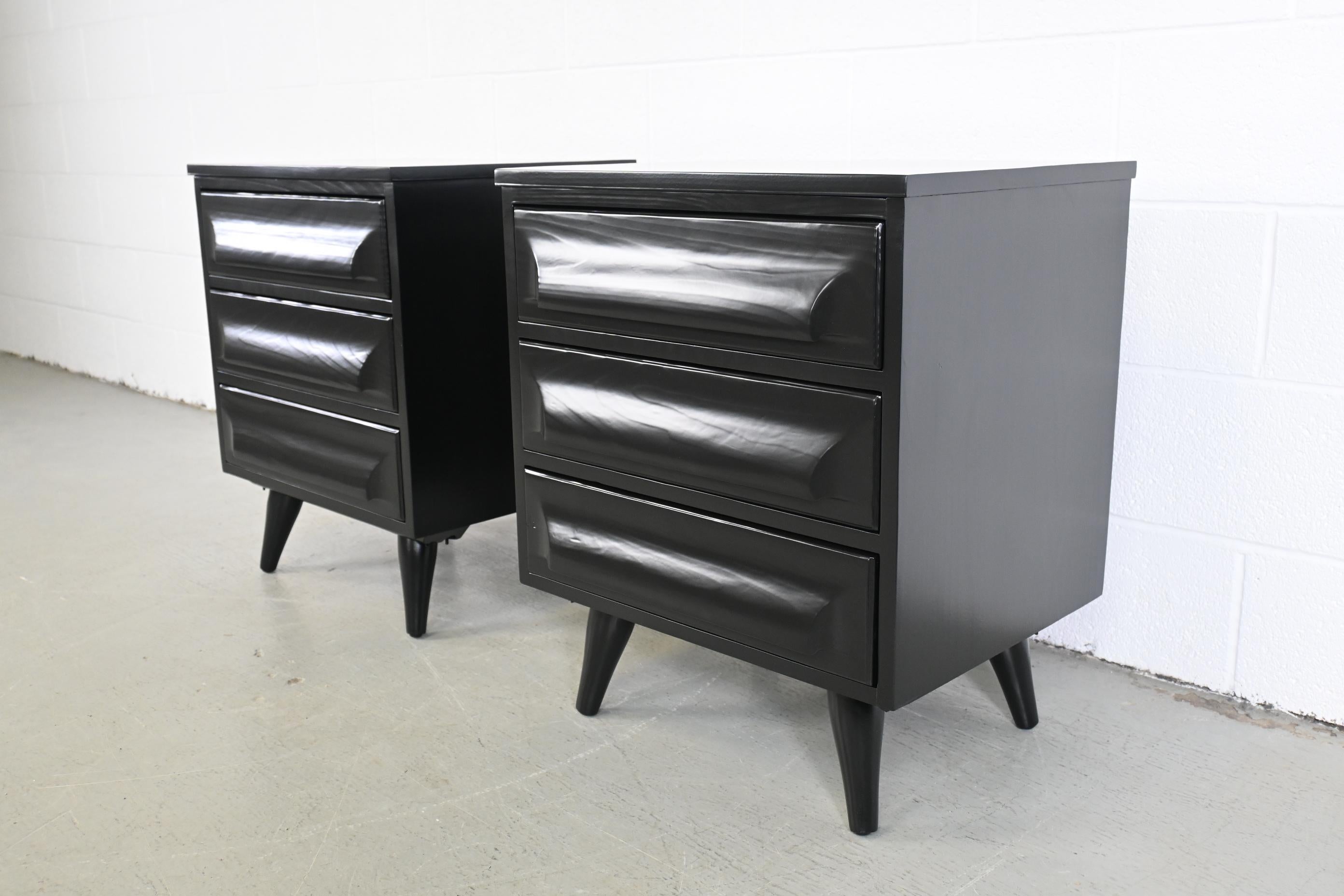 American Franklin Shockey Mid-Century Modern Black Lacquered Sculpted Pine Nightstands For Sale