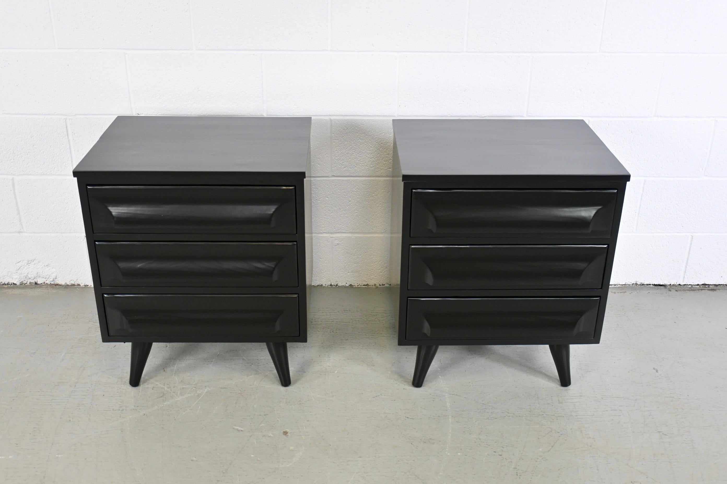 Franklin Shockey Mid-Century Modern Black Lacquered Sculpted Pine Nightstands In Excellent Condition For Sale In Morgan, UT