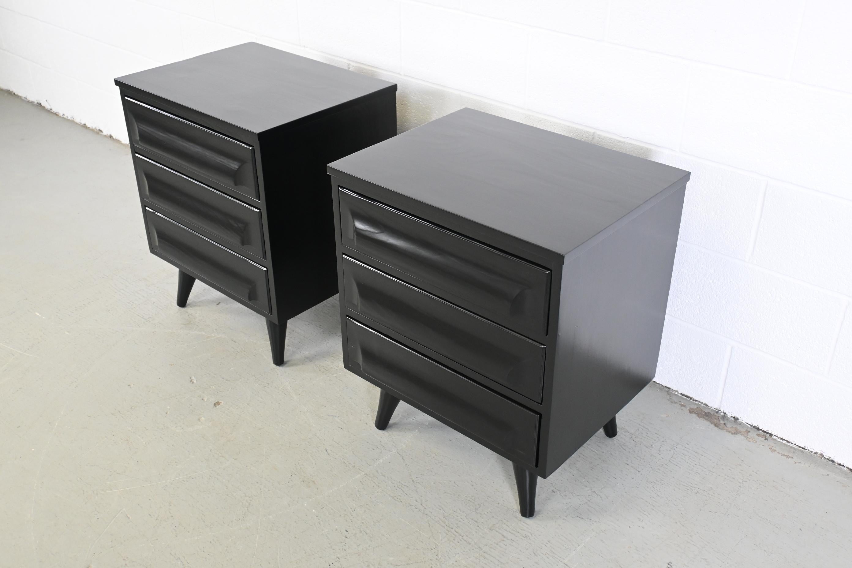 Franklin Shockey Mid-Century Modern Black Lacquered Sculpted Pine Nightstands For Sale 1