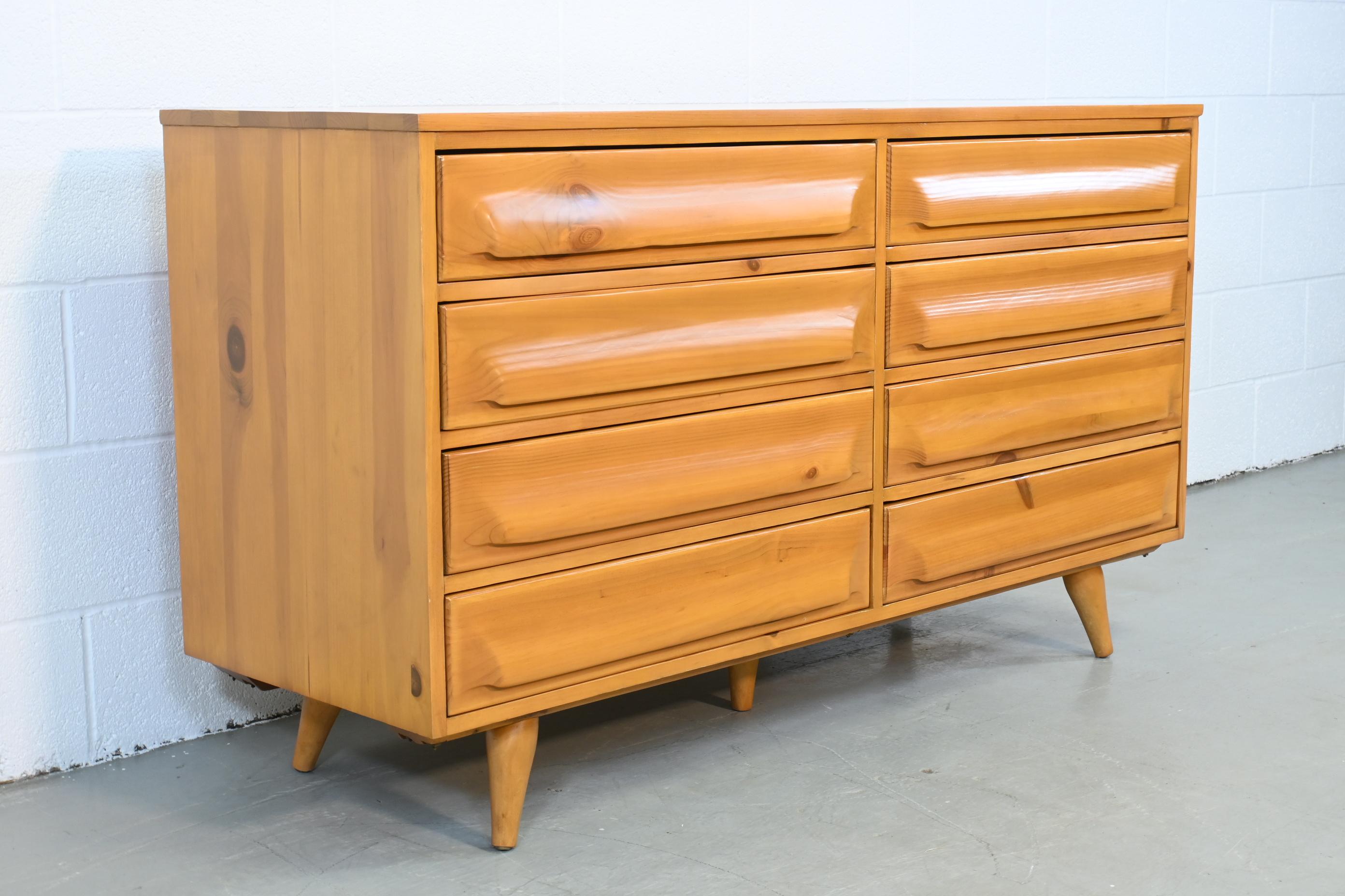 Franklin Shockey Mid-Century Modern Eight-Drawer Pine Dresser

Franklin Shockey Co., USA, 1950s

Measures: 56.63