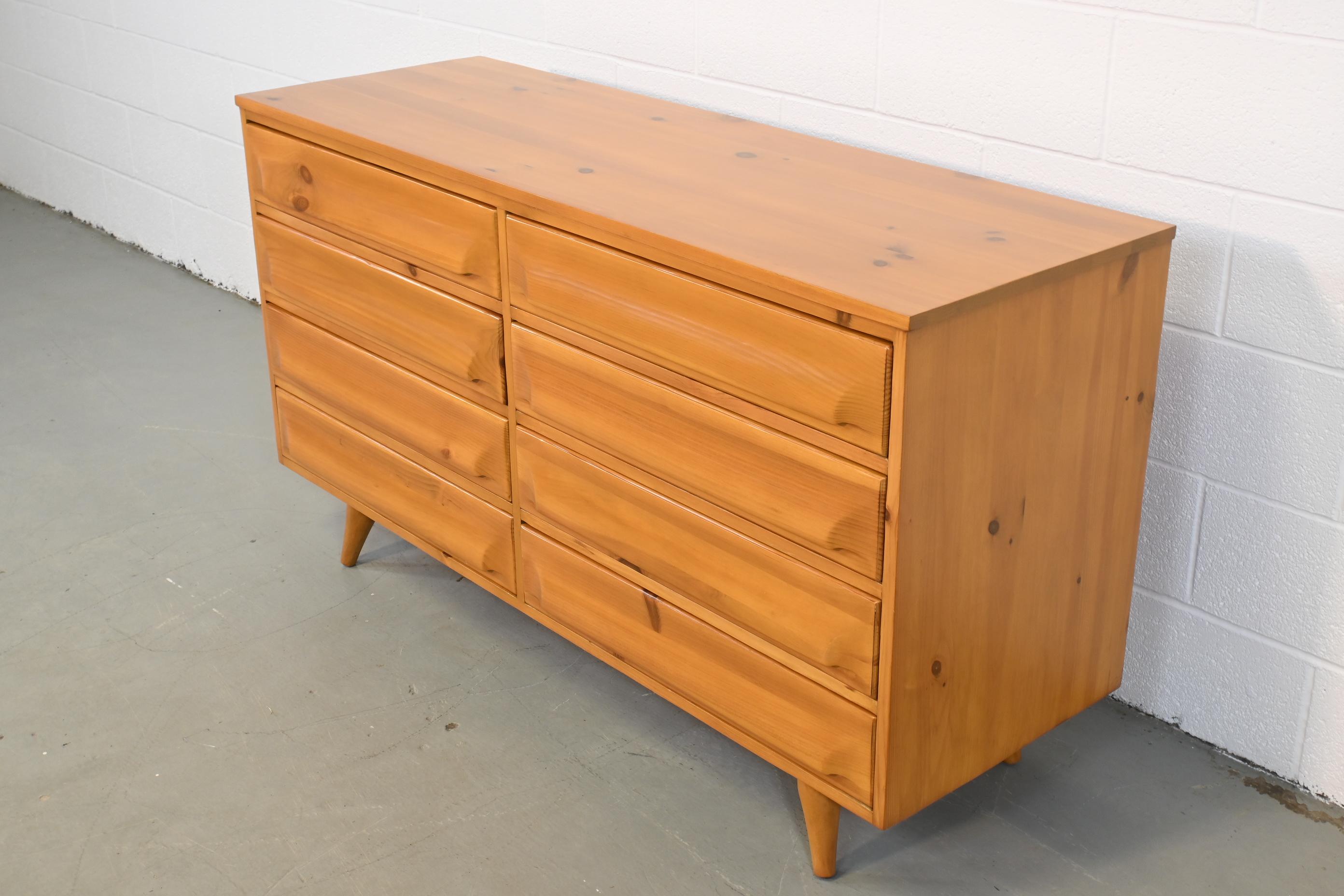American Franklin Shockey Mid-Century Modern Eight-Drawer Pine Dresser For Sale