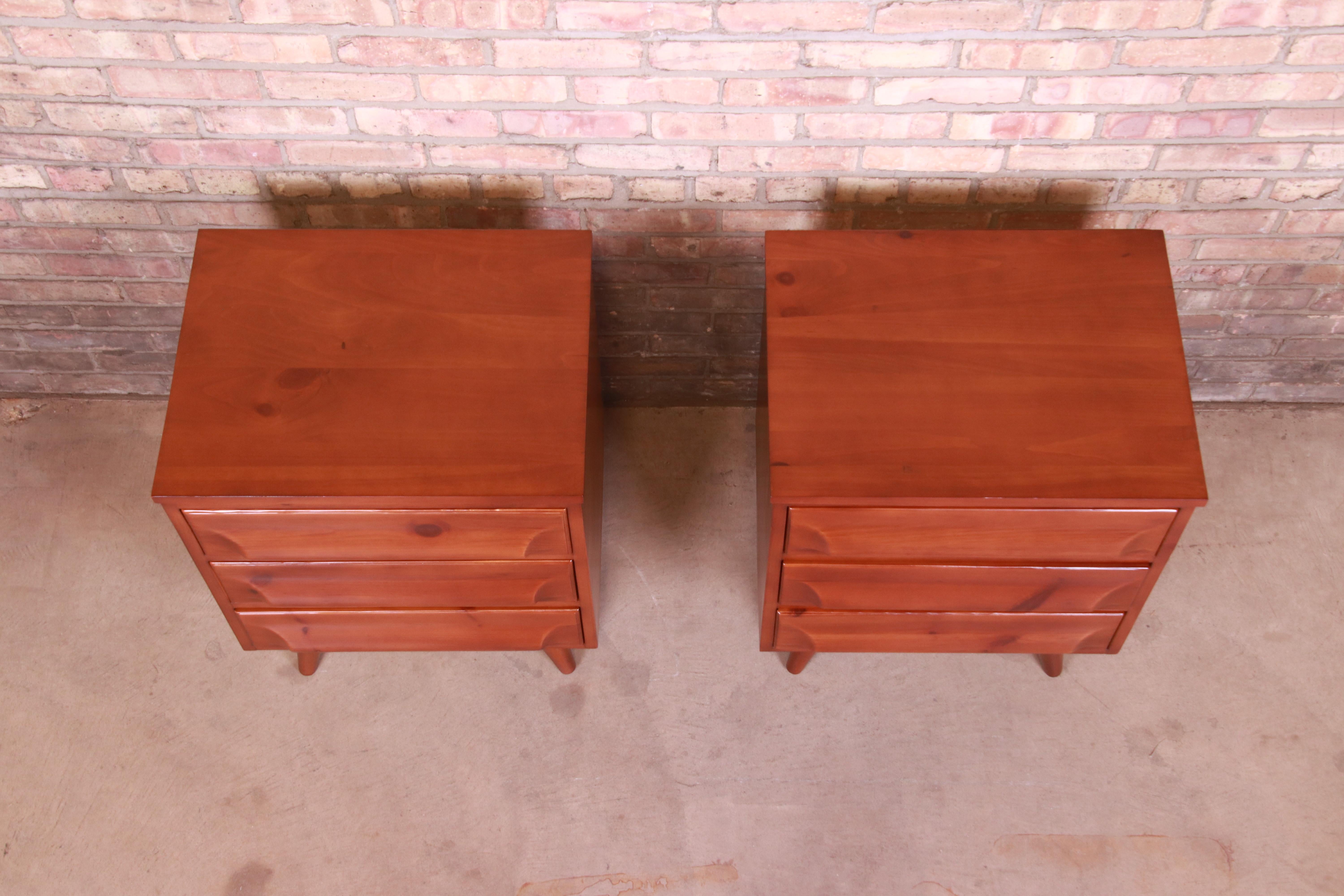 Franklin Shockey Mid-Century Modern Sculpted Pine Bedside Chests, Refinished For Sale 5