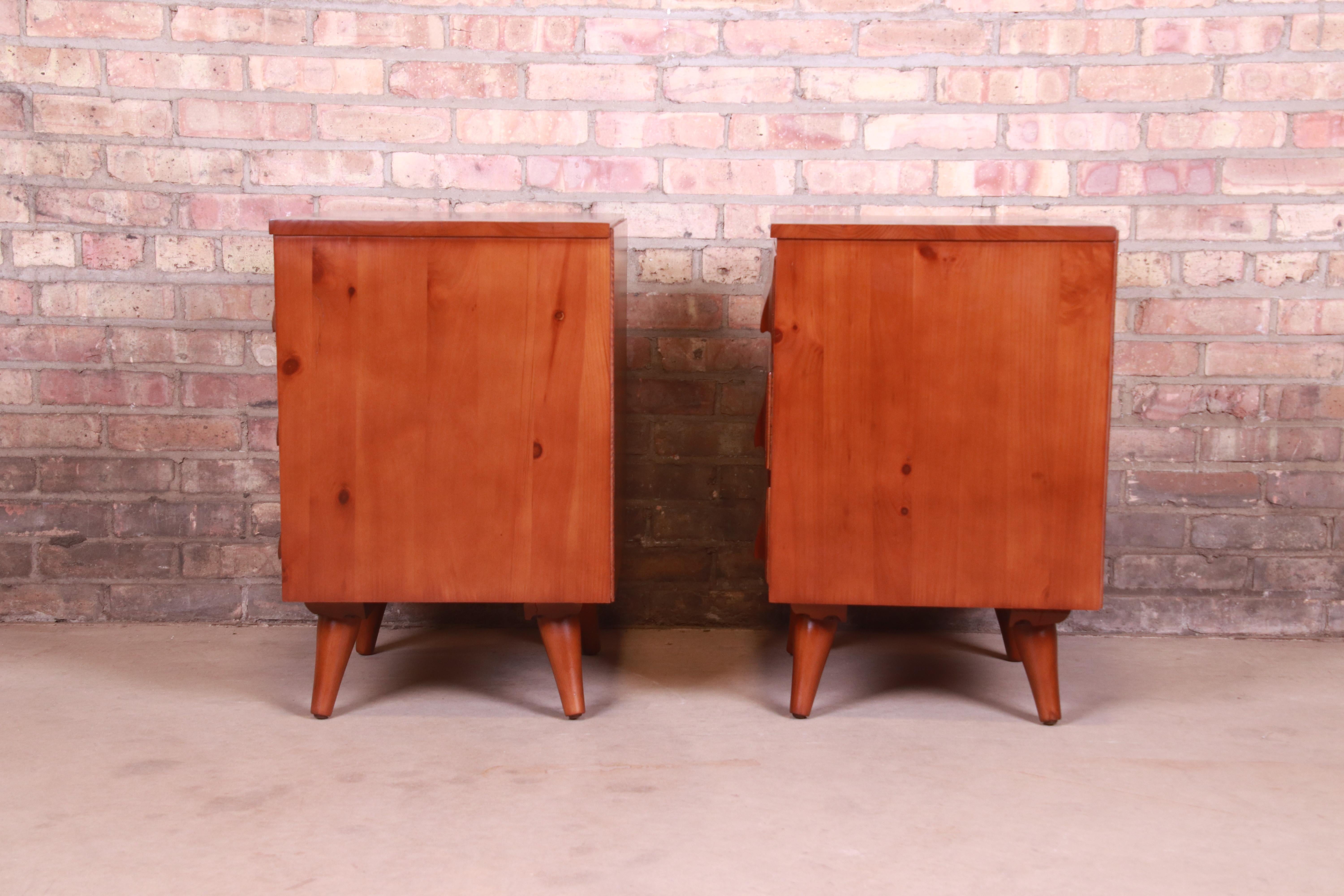 Franklin Shockey Mid-Century Modern Sculpted Pine Bedside Chests, Refinished For Sale 7