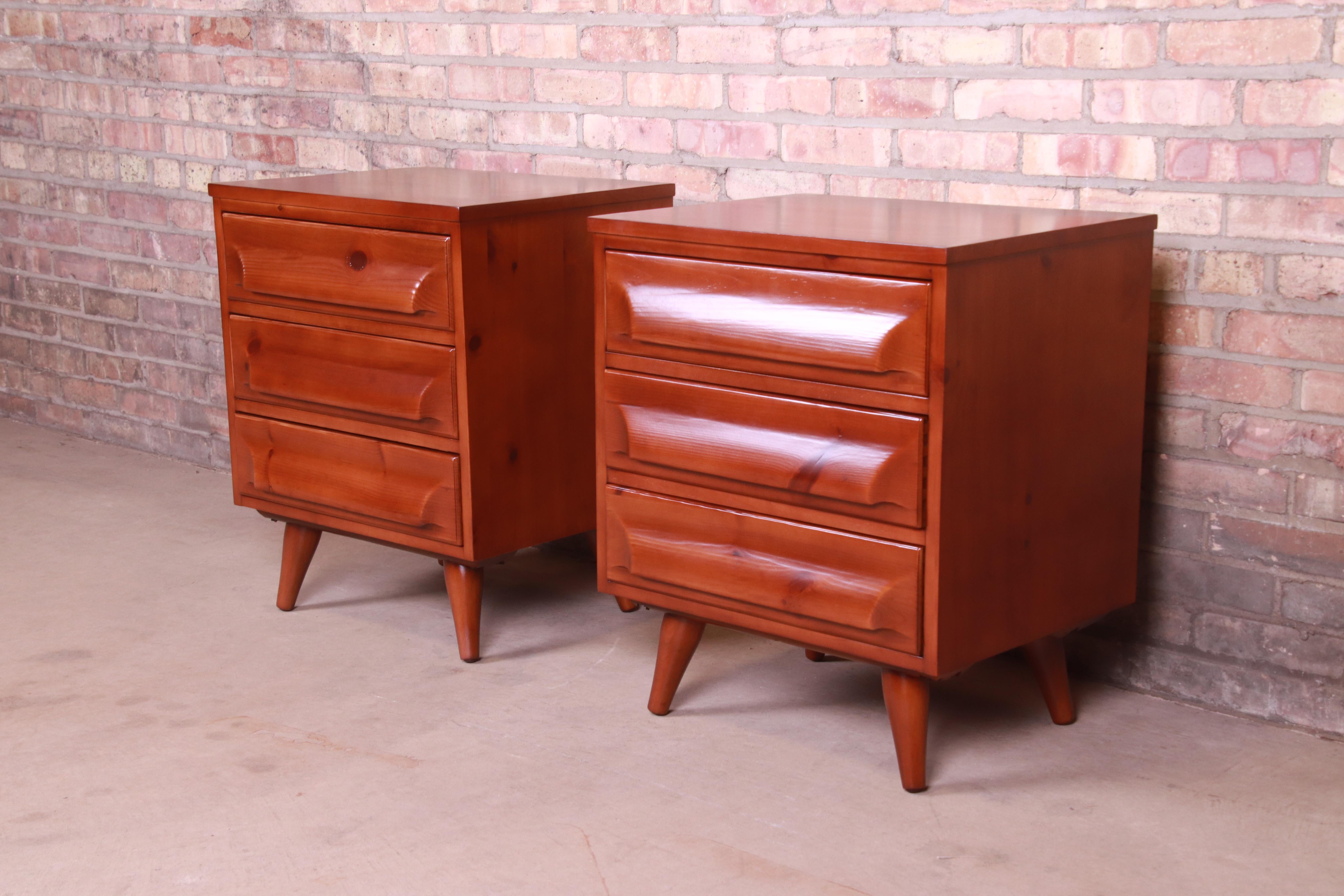 A gorgeous pair of mid-century organic modern solid sculpted pine three-drawer nightstands

By Franklin Shockey

USA, 1950s

Measures: 22