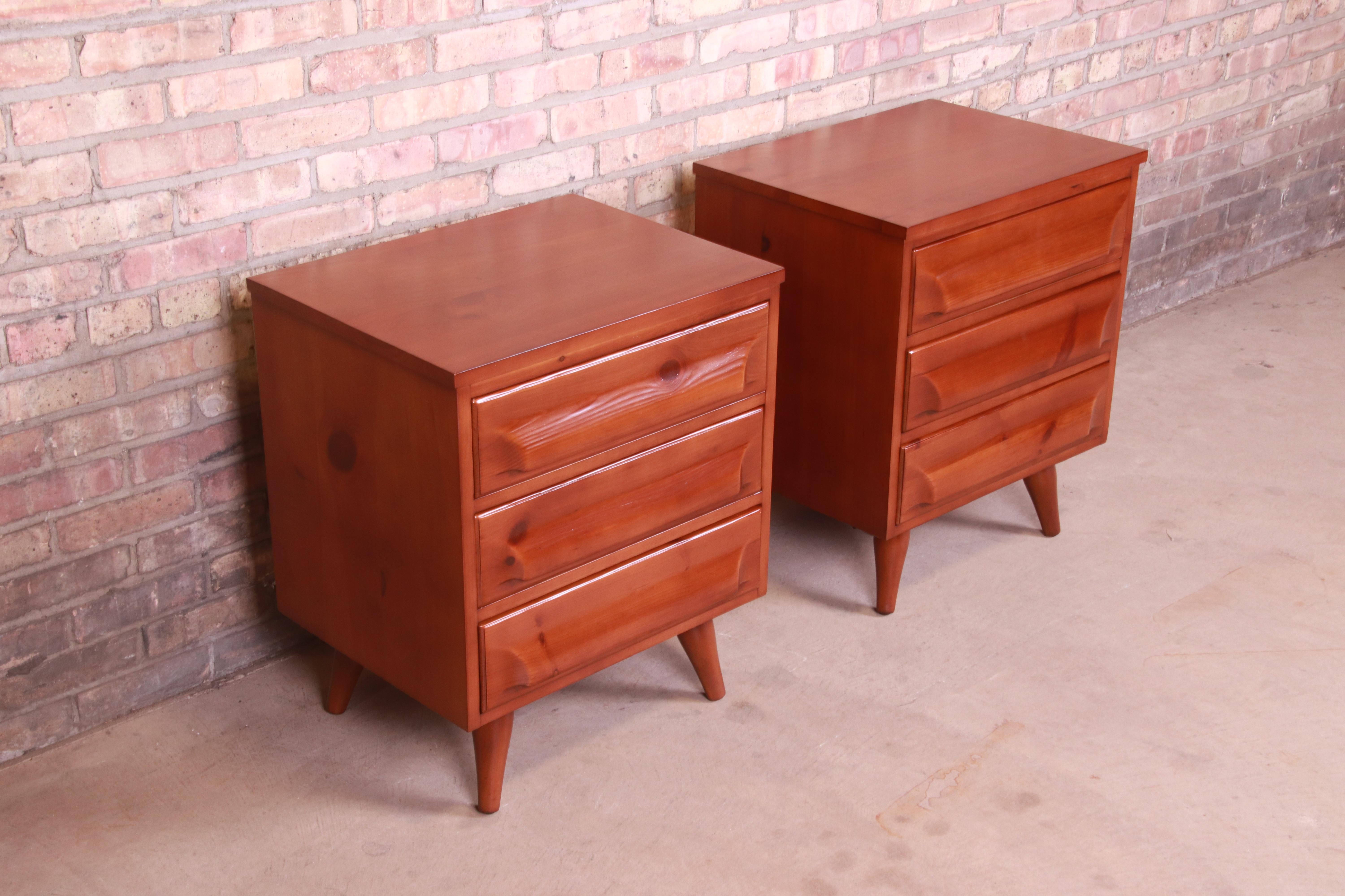 Franklin Shockey Mid-Century Modern Sculpted Pine Bedside Chests, Refinished In Good Condition For Sale In South Bend, IN