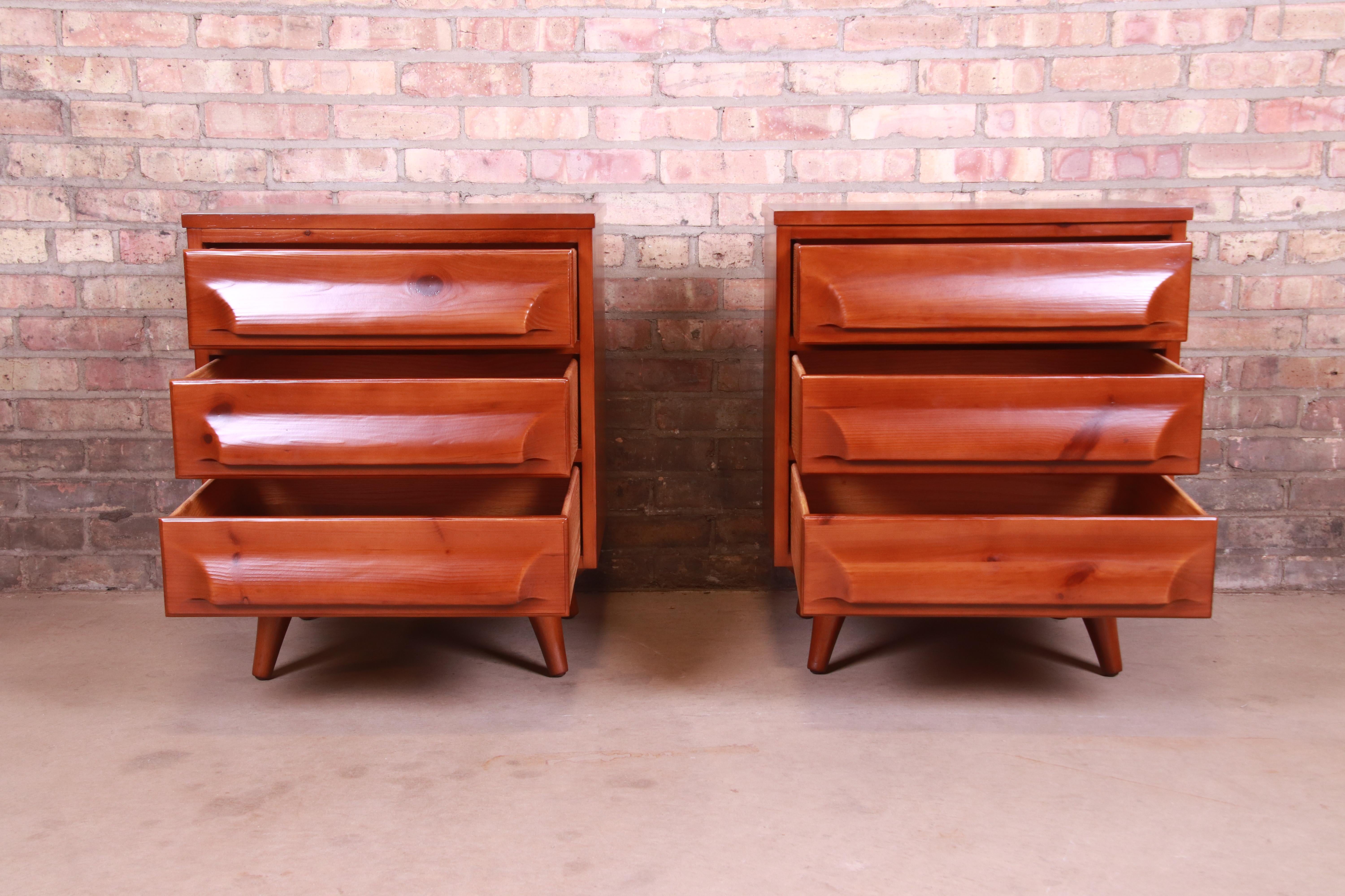 Franklin Shockey Mid-Century Modern Sculpted Pine Bedside Chests, Refinished For Sale 1