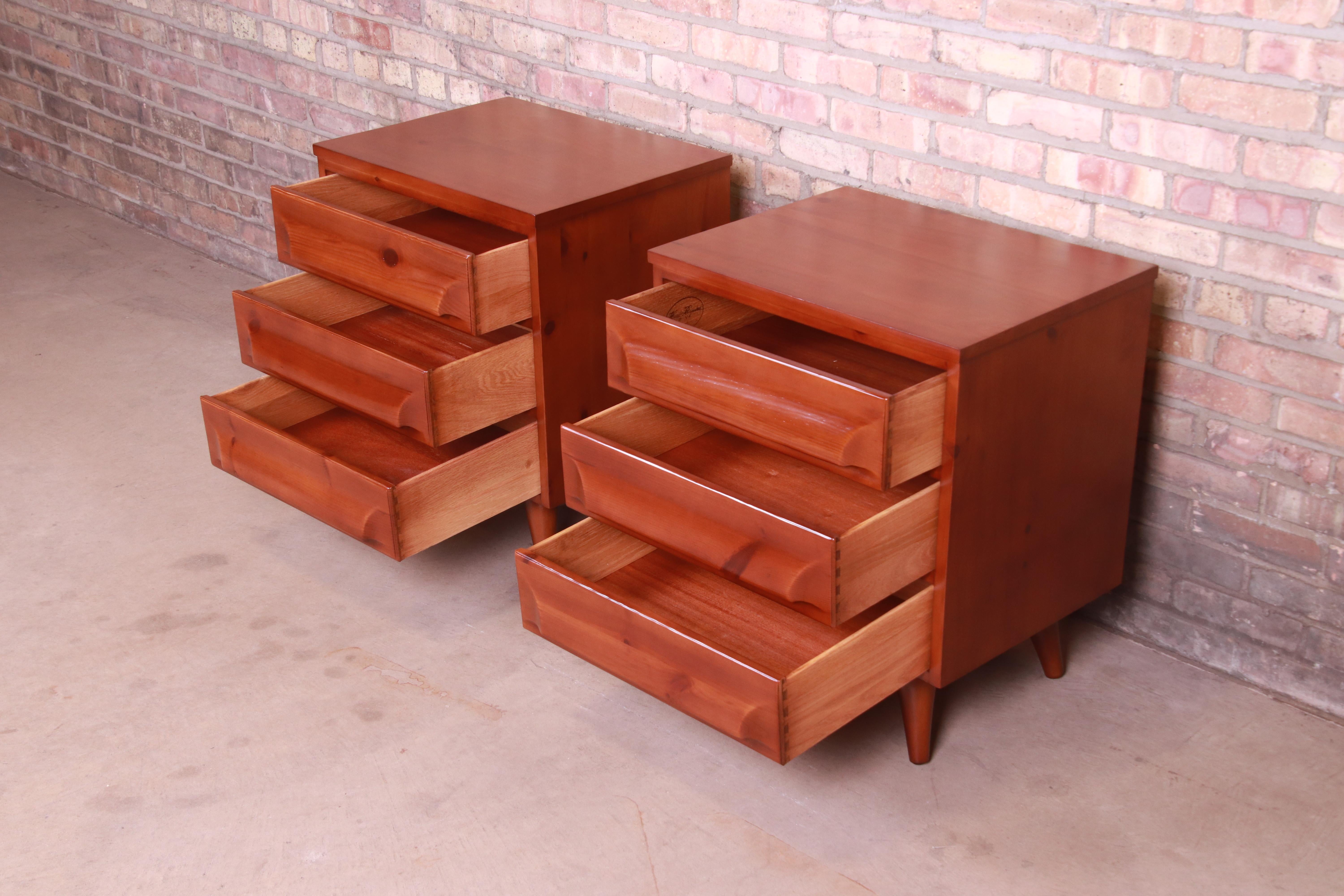 Franklin Shockey Mid-Century Modern Sculpted Pine Bedside Chests, Refinished For Sale 2