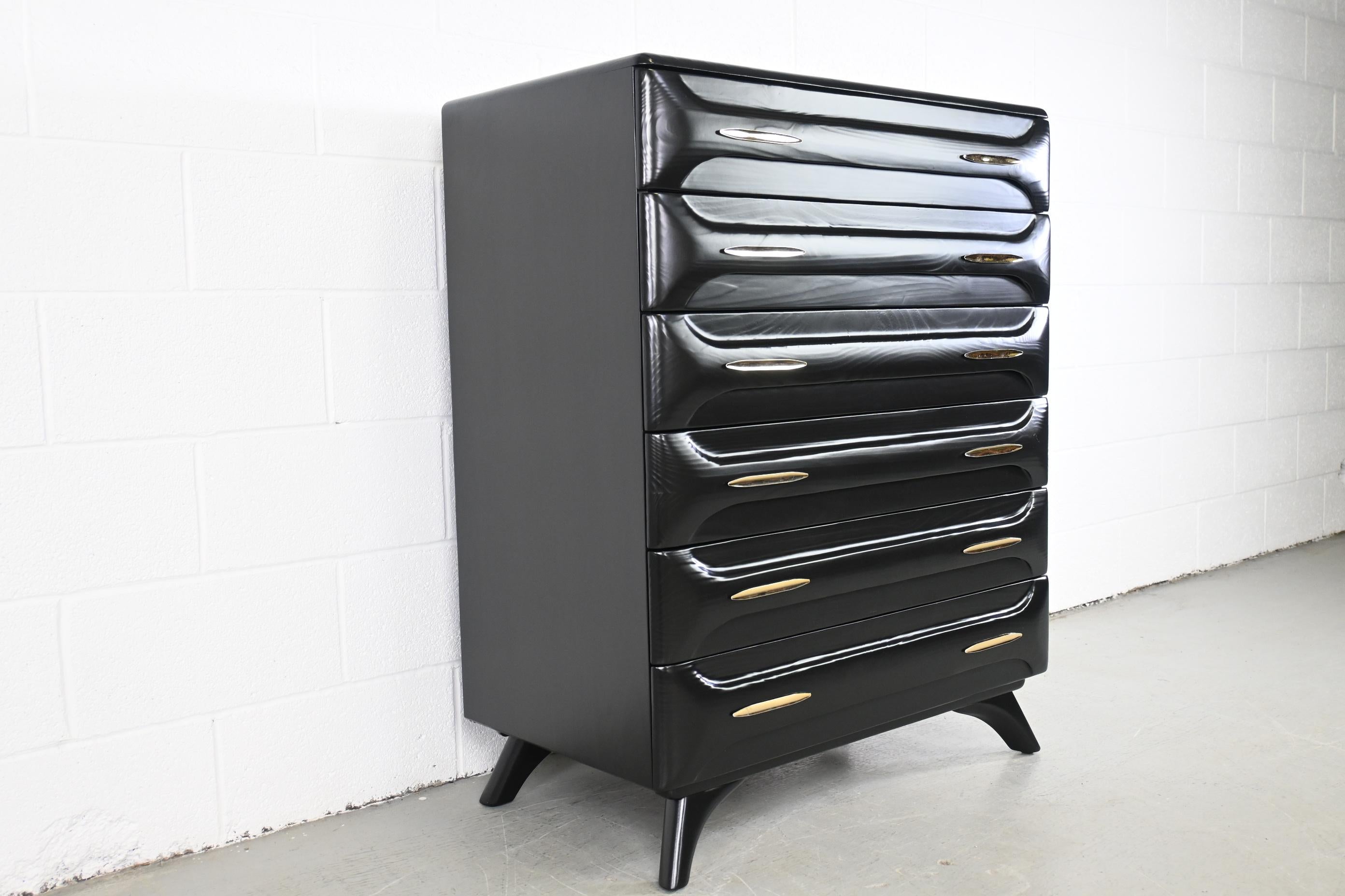 Franklin Shockey Mid-Century Modern Sculpted Pine Black Lacquered Six Drawer Highboy Dresser

Franklin Shockey, USA, 1950s

Measures: 34.25 Wide x 19 deep x 43.38 high.

Solid pine black lacquered six drawer highboy with brass