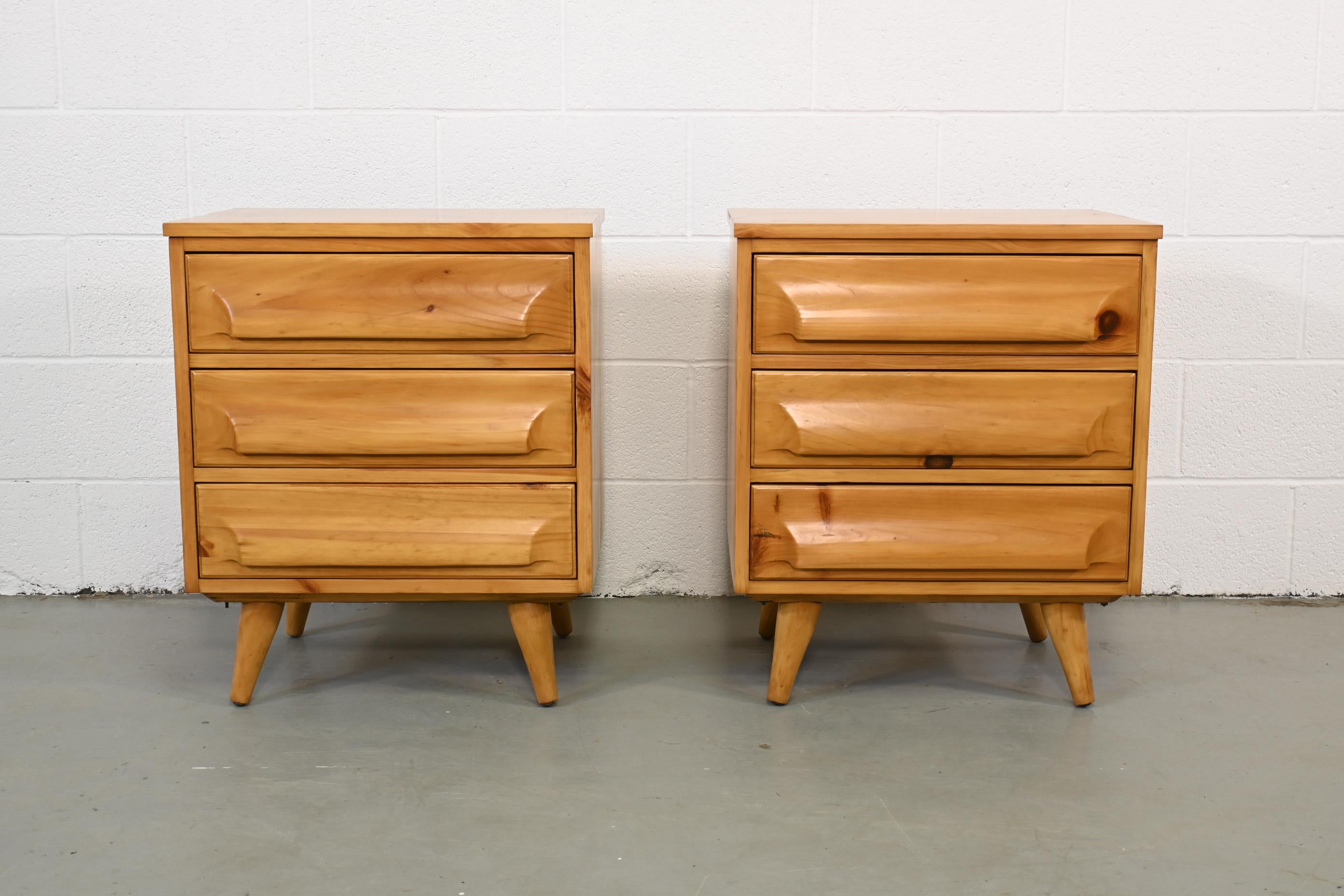 Franklin Shockey sculpted pine nightstands

Franklin Shockey, USA, 1960s

Measures: 22 Wide x 17.38 Deep x 26.25 High

Sculpted pine three drawer nightstands

Professionally Refinished. Excellent condition with minor wear from age.