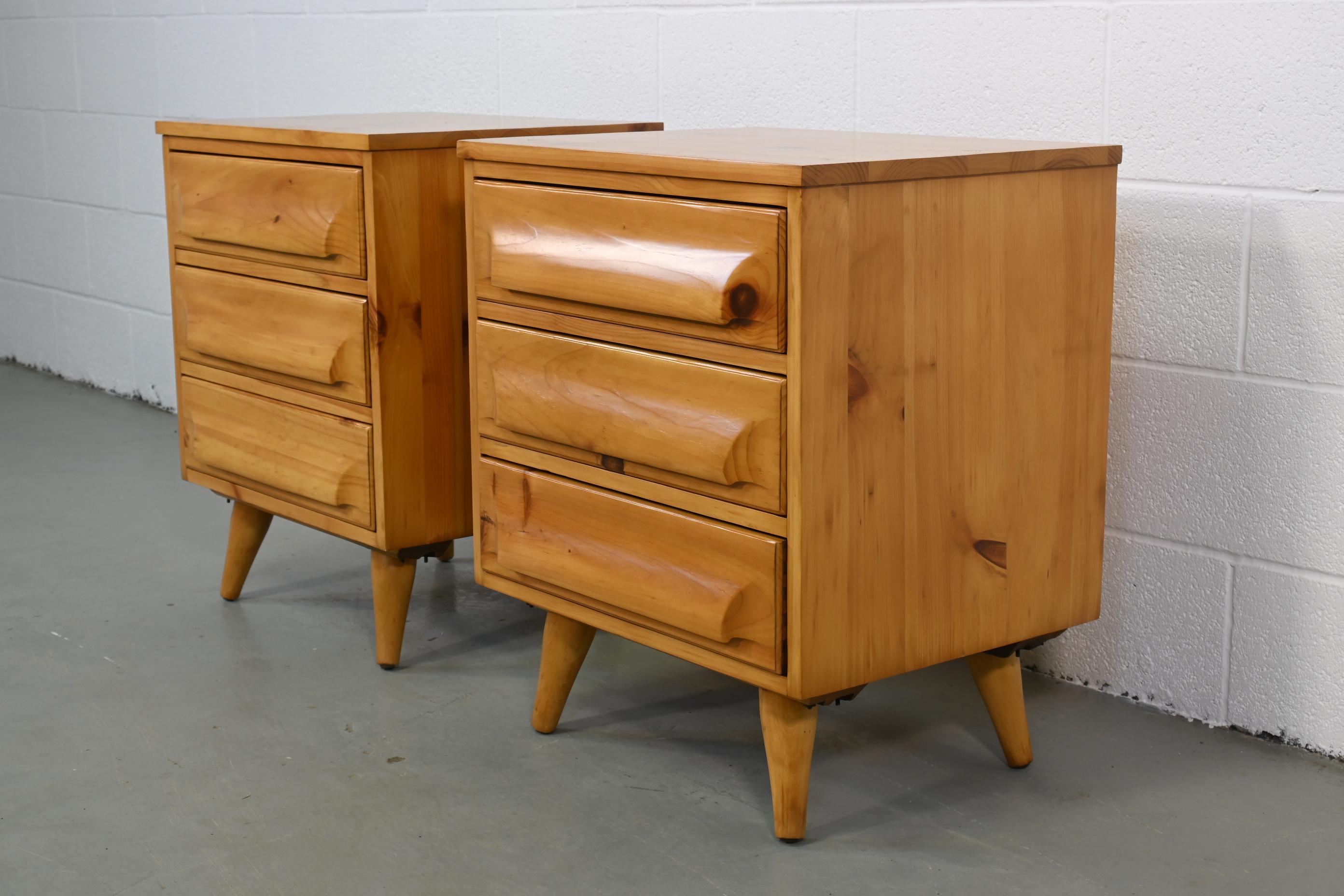 American Franklin Shockey Mid-Century Modern Sculpted Pine Nightstands, a Pair