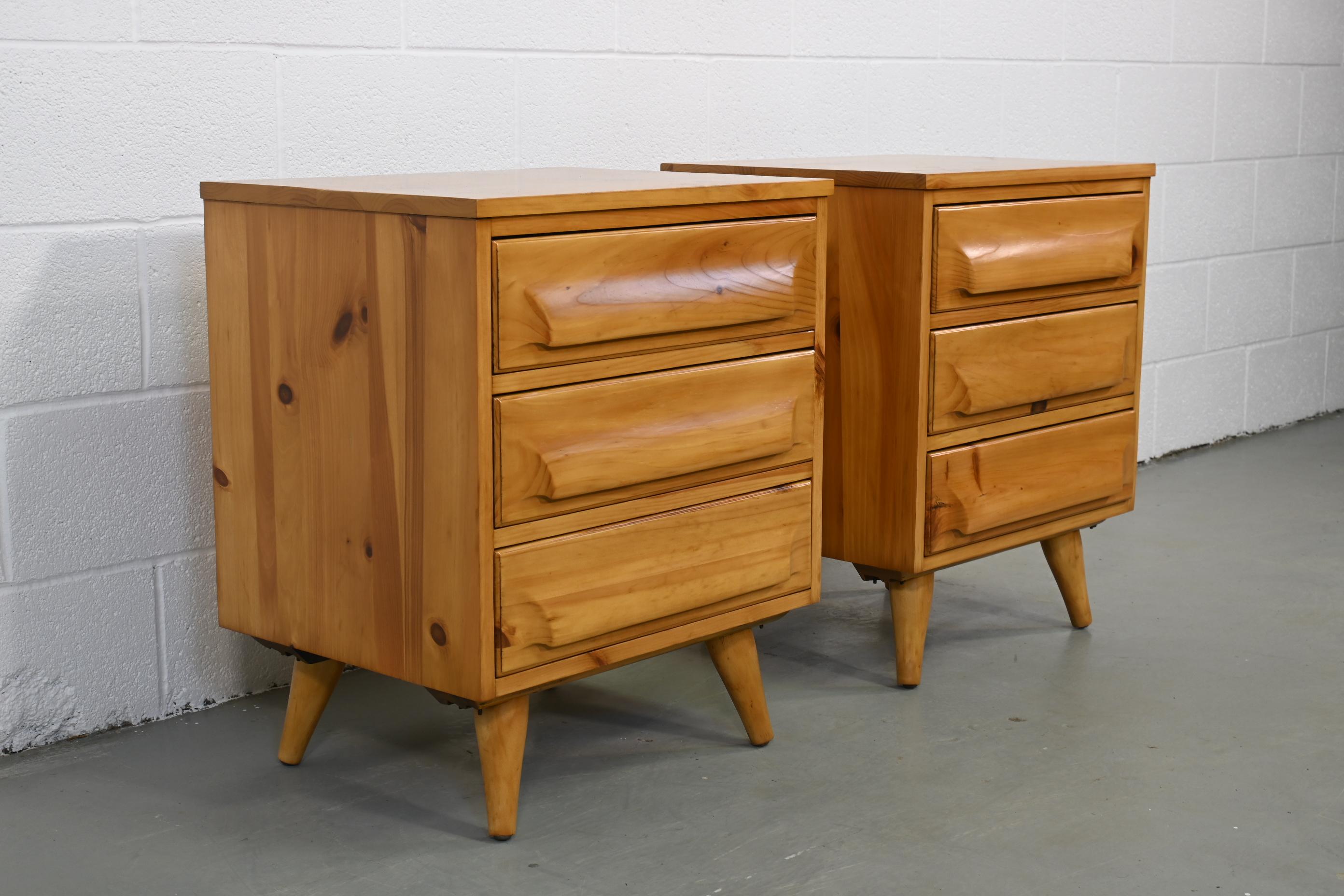 Lacquered Franklin Shockey Mid-Century Modern Sculpted Pine Nightstands, a Pair