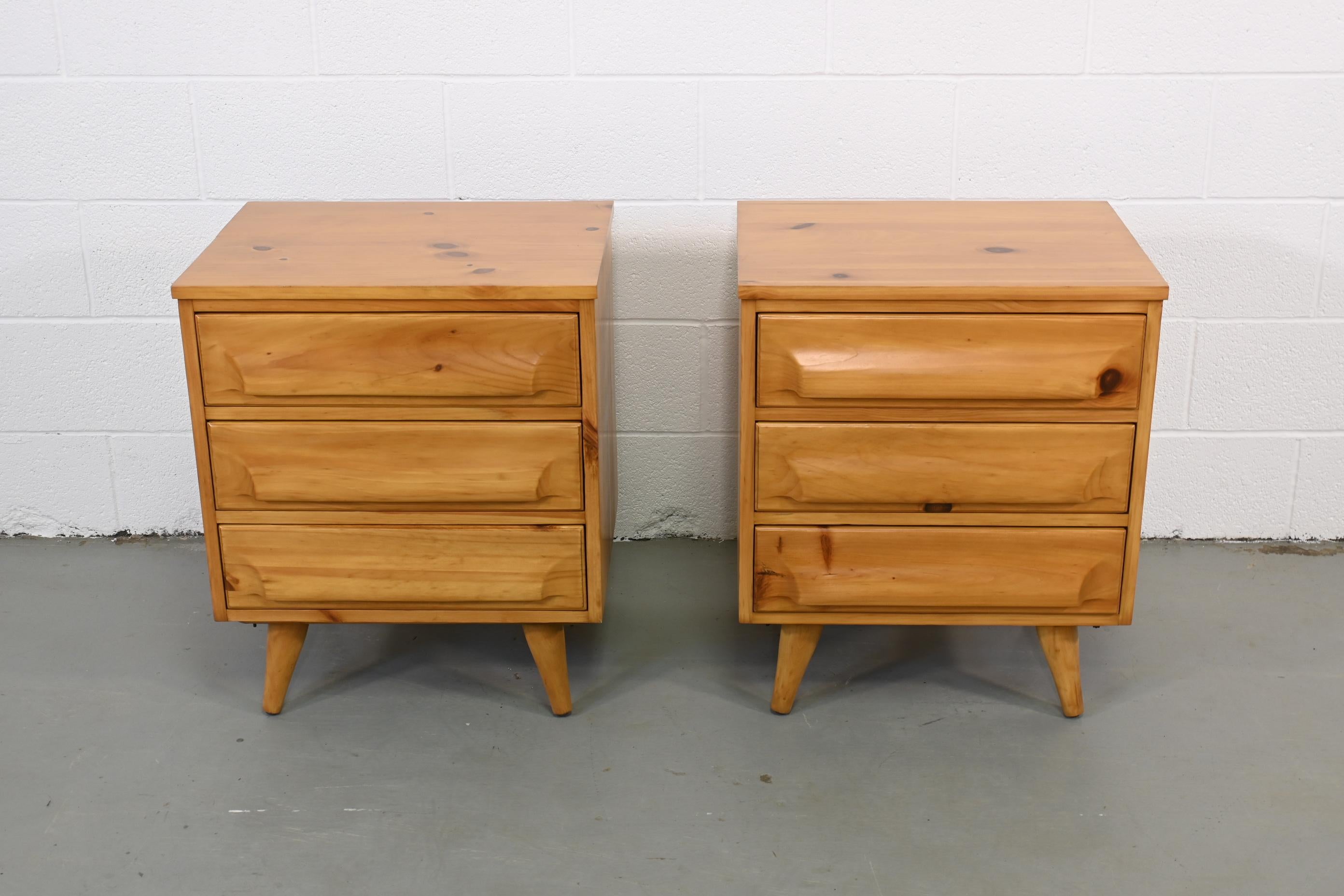 Franklin Shockey Mid-Century Modern Sculpted Pine Nightstands, a Pair In Excellent Condition In Morgan, UT