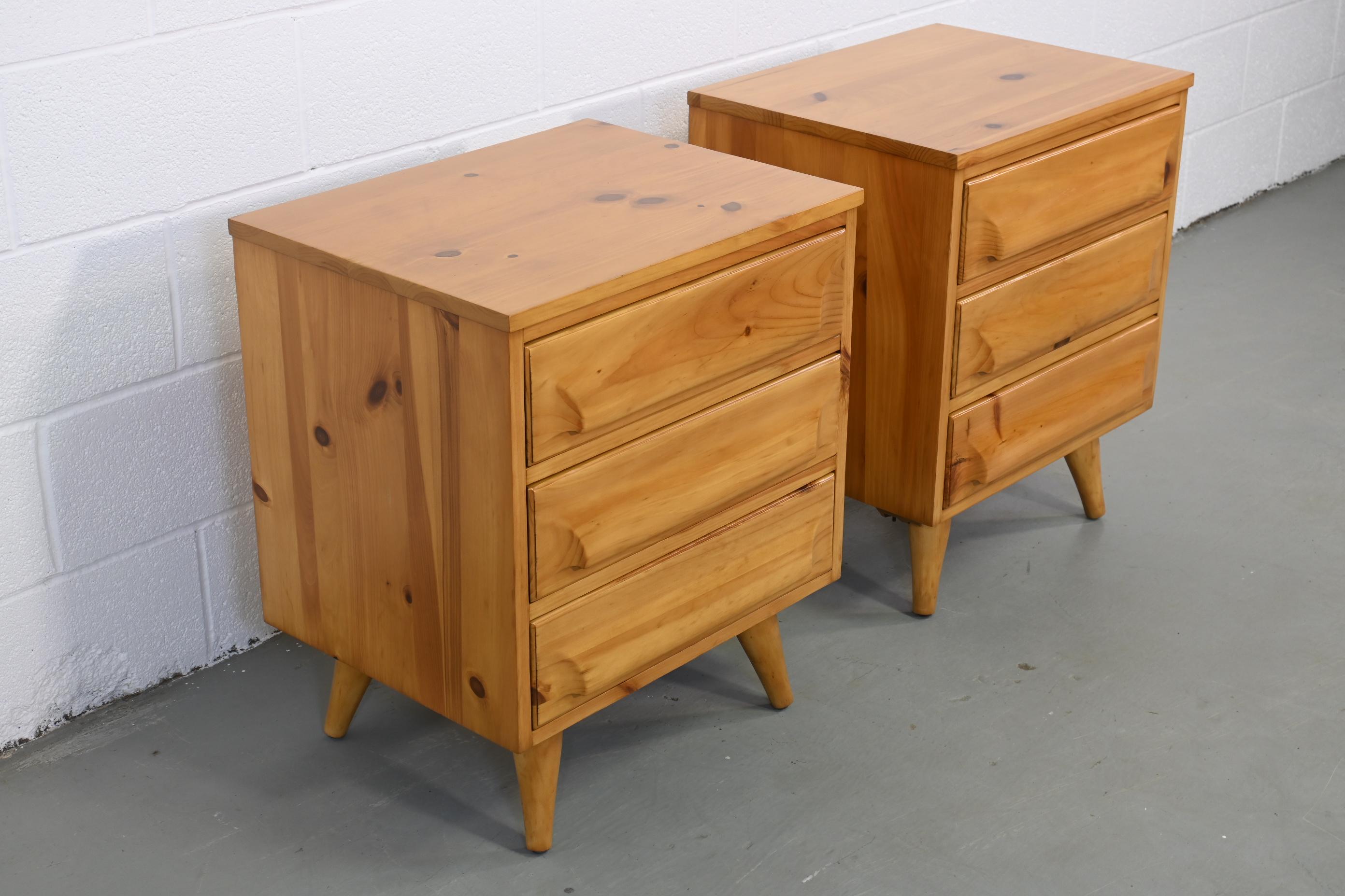 Mid-20th Century Franklin Shockey Mid-Century Modern Sculpted Pine Nightstands, a Pair