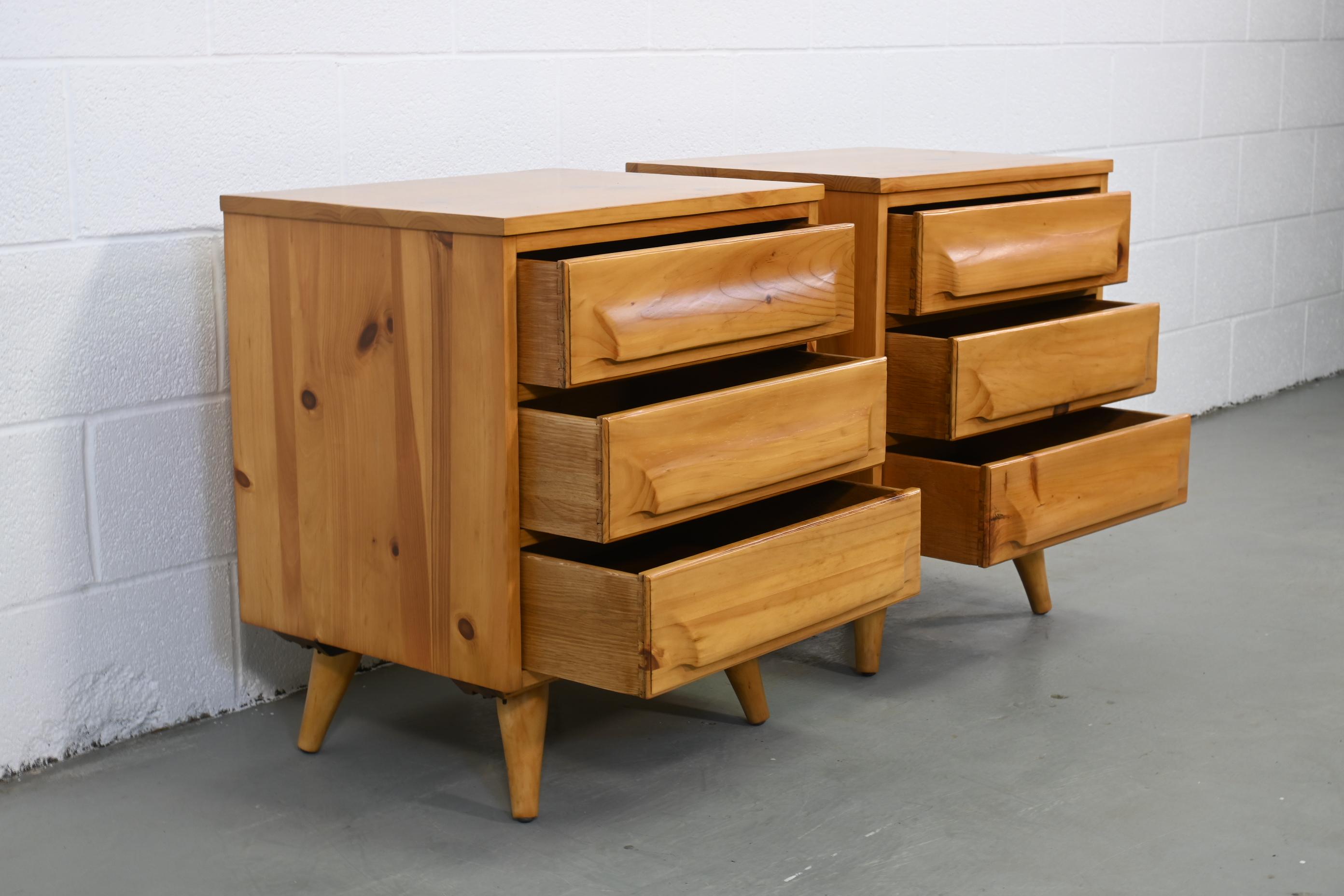 Franklin Shockey Mid-Century Modern Sculpted Pine Nightstands, a Pair 2