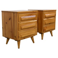 Franklin Shockey Mid-Century Modern Sculpted Pine Nightstands, a Pair