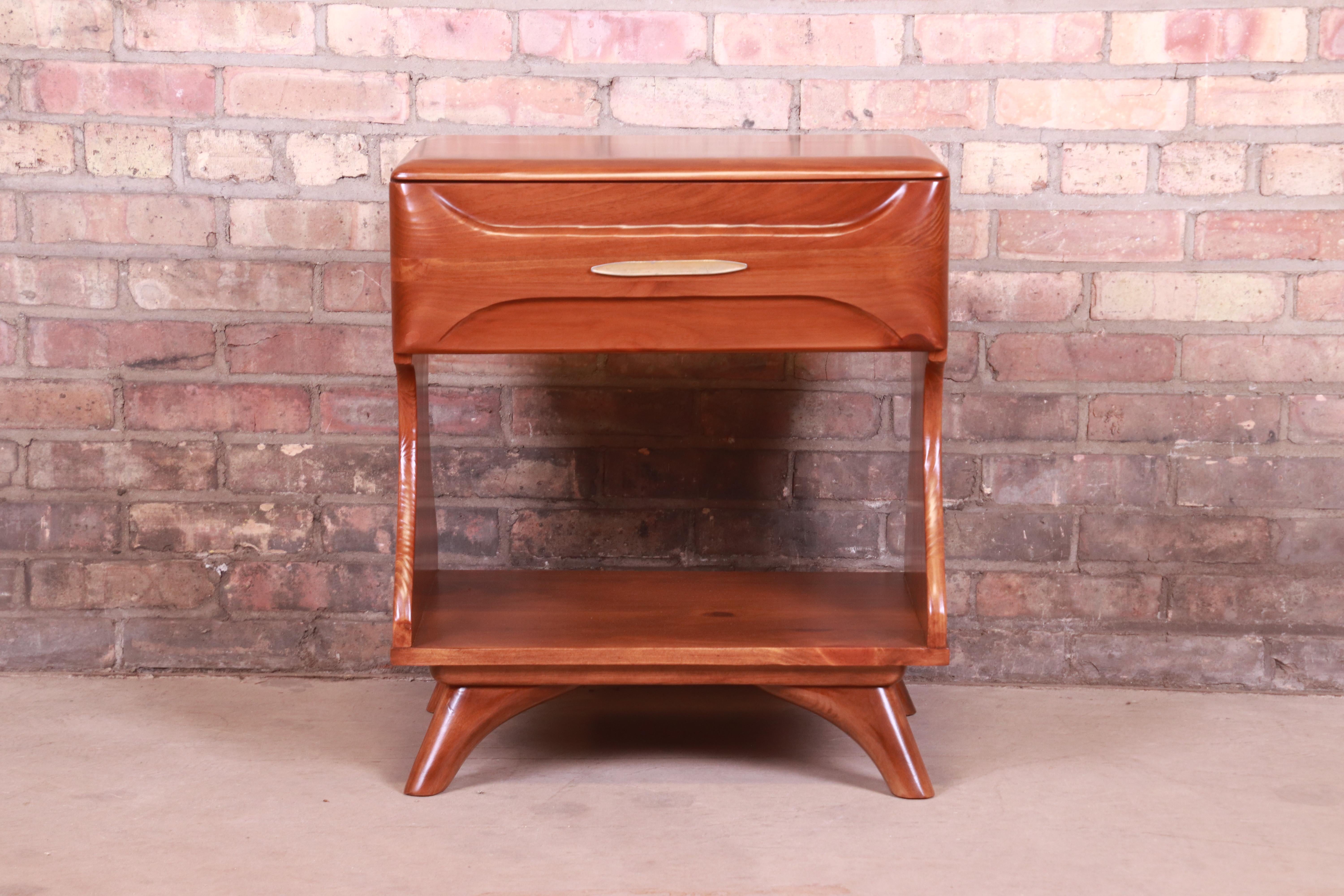 A gorgeous mid-century Organic Modern nightstand

By Franklin Shockey

USA, 1950s

Solid sculpted pine, with original brass hardware.

Measures: 21.75